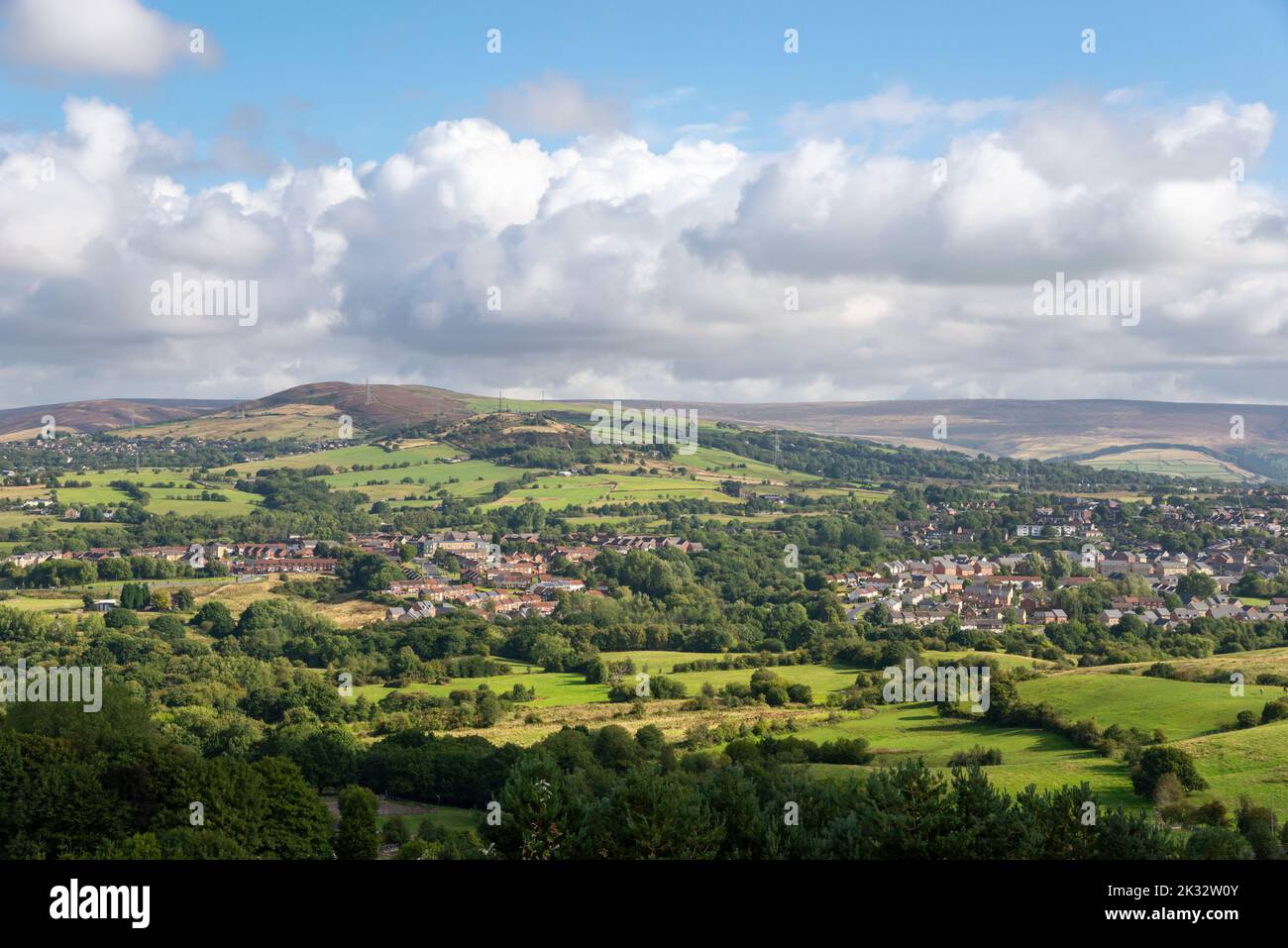 Vista della tenuta di Hattersley dal Werneth Low Country Park vicino a Hyde a Tameside, Greater Manchester. Foto Stock