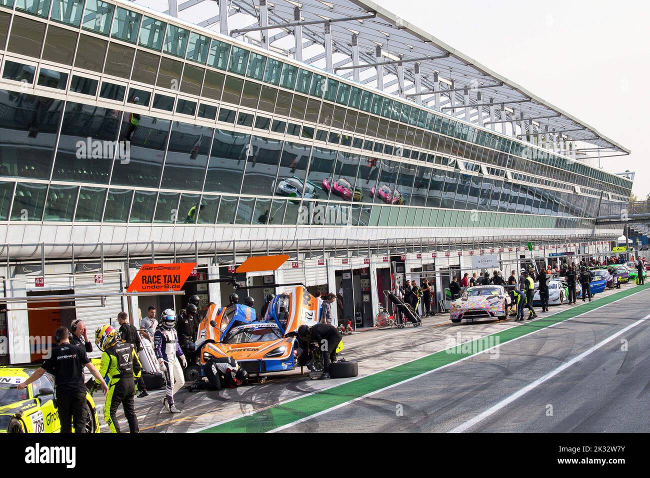 Autodromo Nazionale Monza, Monza, Italia, 23 settembre 2022, Pit Lane pista Nazionale di Monza in occasione del GT Open International Series - Motorsport Foto Stock