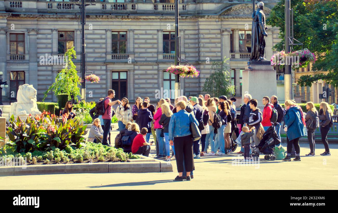 Glasgow, Scozia, Regno Unito 24th settembre 2022. UK Weather: Caldo e soleggiato in città ha visto locali e turisti prendere per le strade.. George Square, con il suo pub all'aperto, è diventato il punto focale sia per i locali che per i turisti della città. I tour della città centrati intorno alla piazza sono diventati molto popolari grazie ai diffusori che offrono tour gratuiti basati su suggerimenti. Credit Gerard Ferry/Alamy Live News Foto Stock