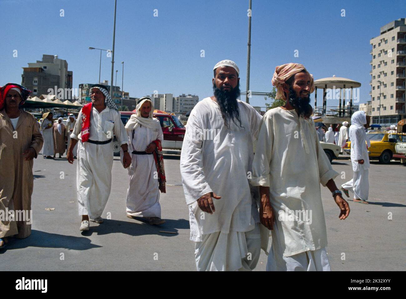 Madinah Arabia Saudita - pellegrini in Ihram tradizionale Abbigliamento Foto Stock