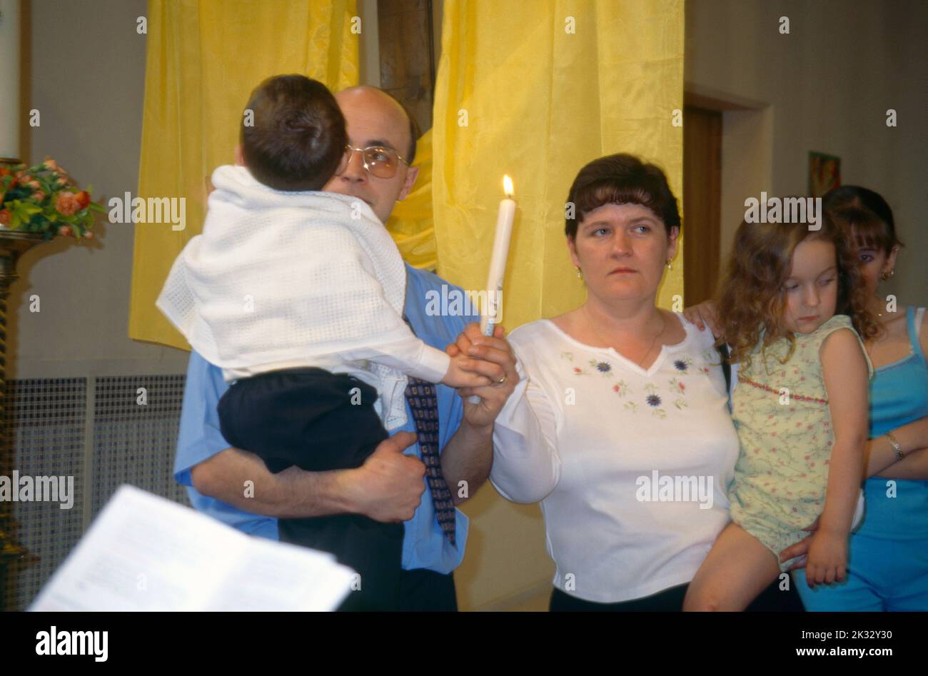 St Joseph's Church Parents & Godparents Holding the Pascal Candle Roehampton Foto Stock