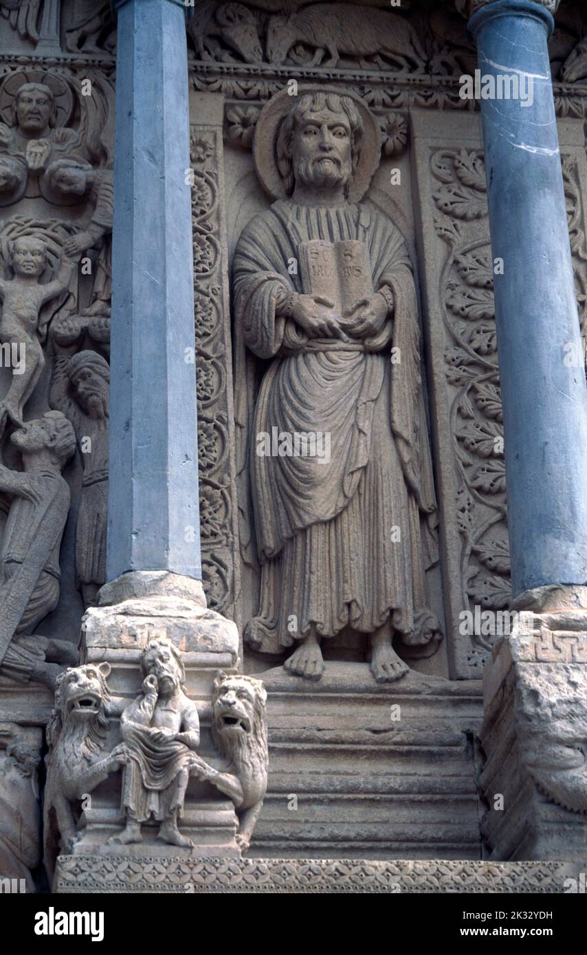 Arles France Chiesa di San Trophime con San Giacomo la statua maggiore sulla facciata importante luogo di pellegrinaggio punto di partenza della Via Tolosana a San Foto Stock