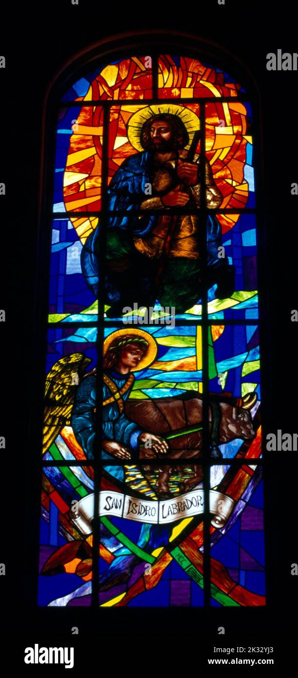 Madrid Spagna vetrate di San Isidoro il Santo Patrono dei contadini Labourer nella Cattedrale di Santa Maria la Real de la Almudena Foto Stock