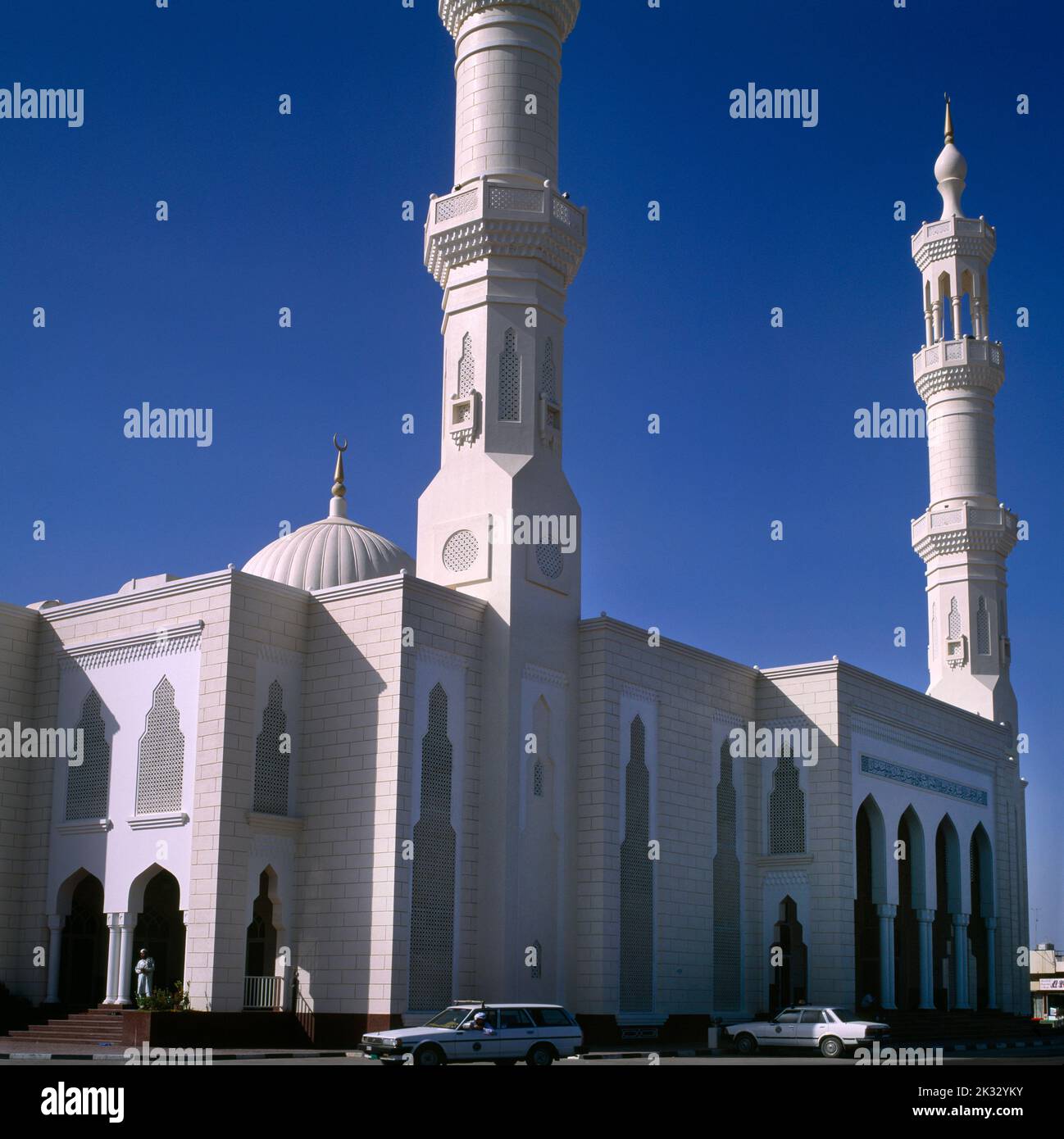 Uomo che entra al Dhaid Moschea Sharjah UAE Foto Stock