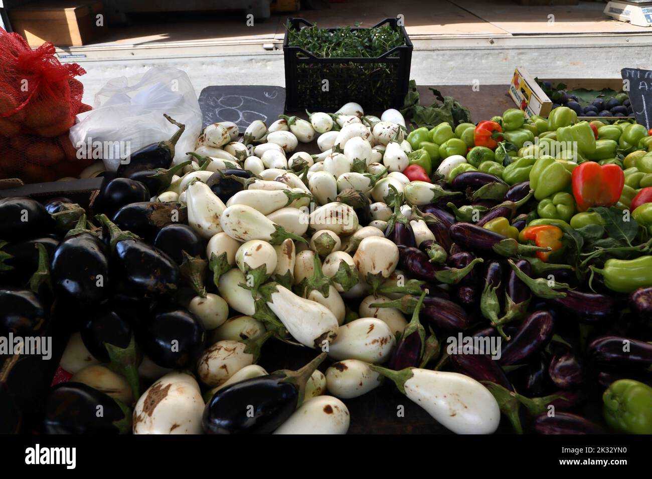 Bianco e viola Aubergines e Pepers su Stall al Sabato mercato Vouliagmeni Atene Grecia Foto Stock