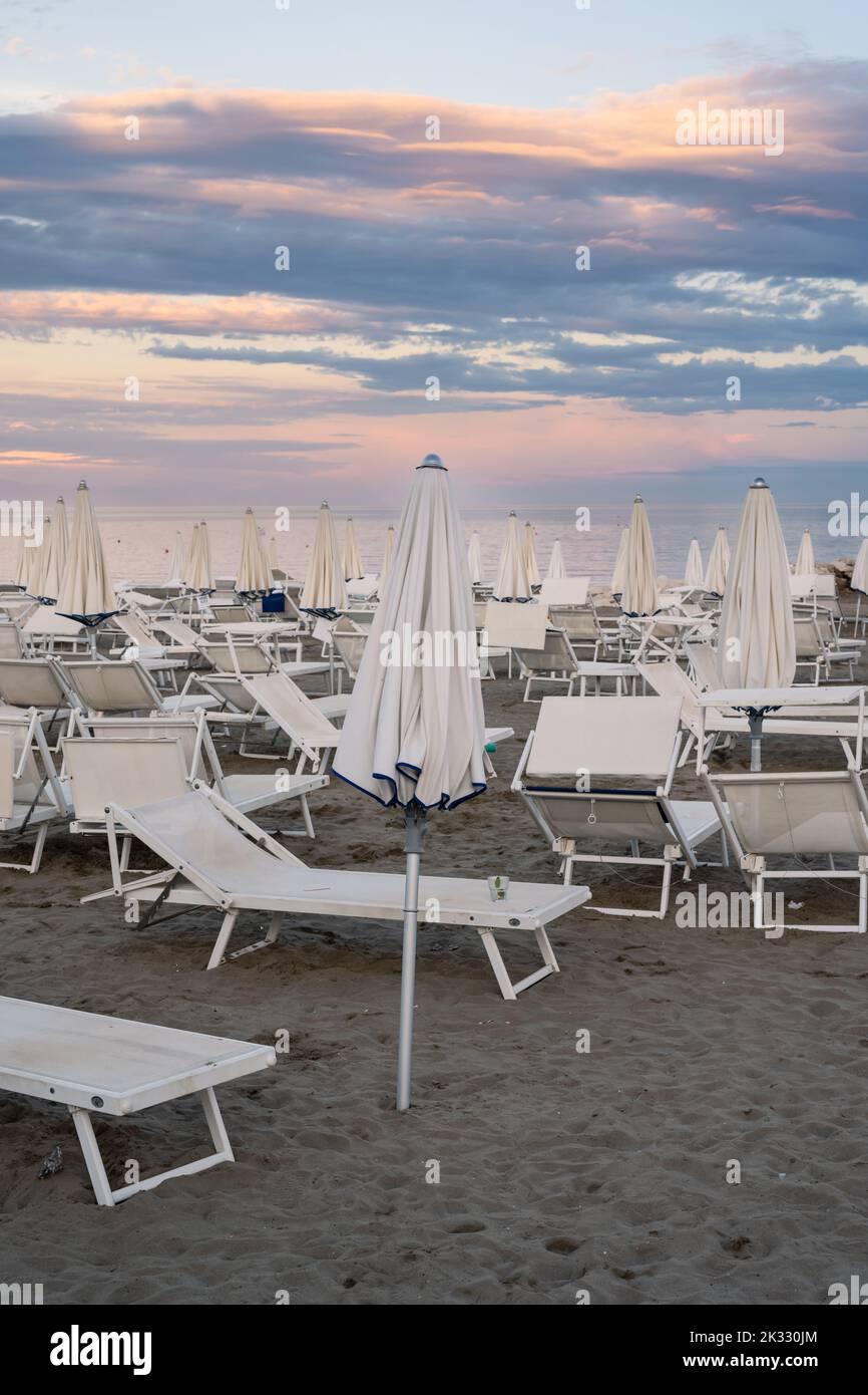 Spiaggia Lido di Venezia a Venezia in serata estiva al tramonto con ombrelloni e sedie a sdraio Foto Stock