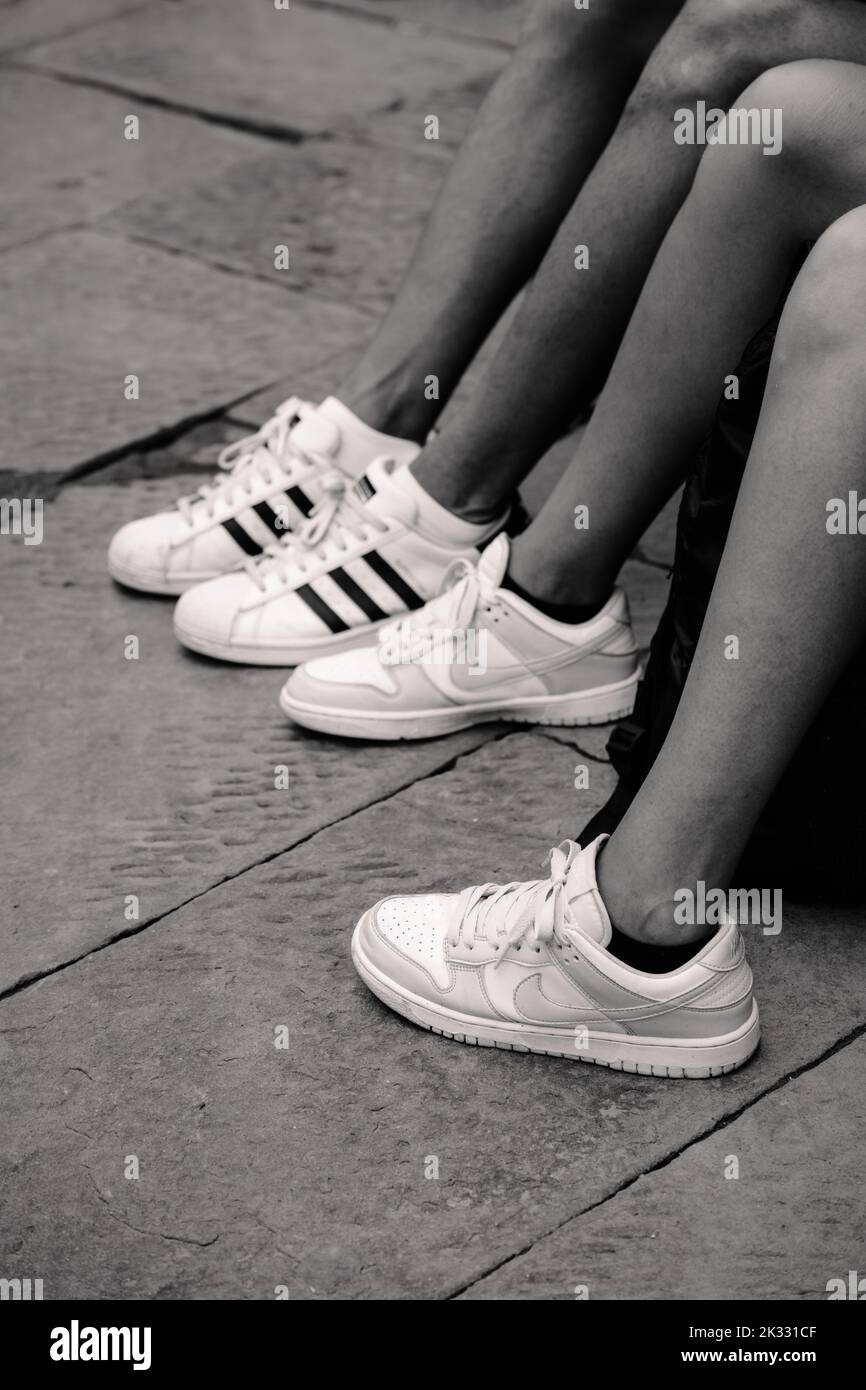 Adidas black sneakers immagini e fotografie stock ad alta risoluzione -  Alamy