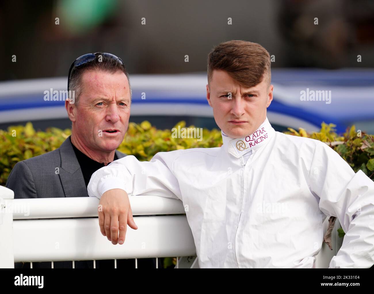 L'ex Jockey Kieren Fallon (a sinistra) con suo figlio e il Jockey Cieren Fallon jr durante il giorno di Juddmonte del Cambridgeshire Meeting all'ippodromo di Newmarket. Data immagine: Sabato 24 settembre 2022. Foto Stock