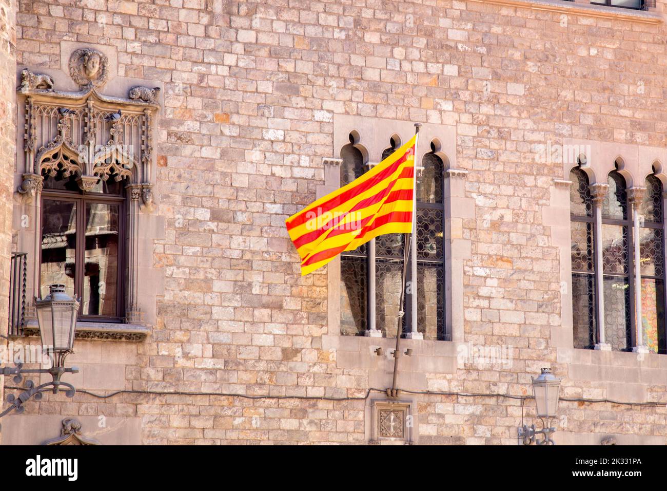 Bandiera catalana che vola su un edificio storico, Barcellona, Spagna Foto Stock