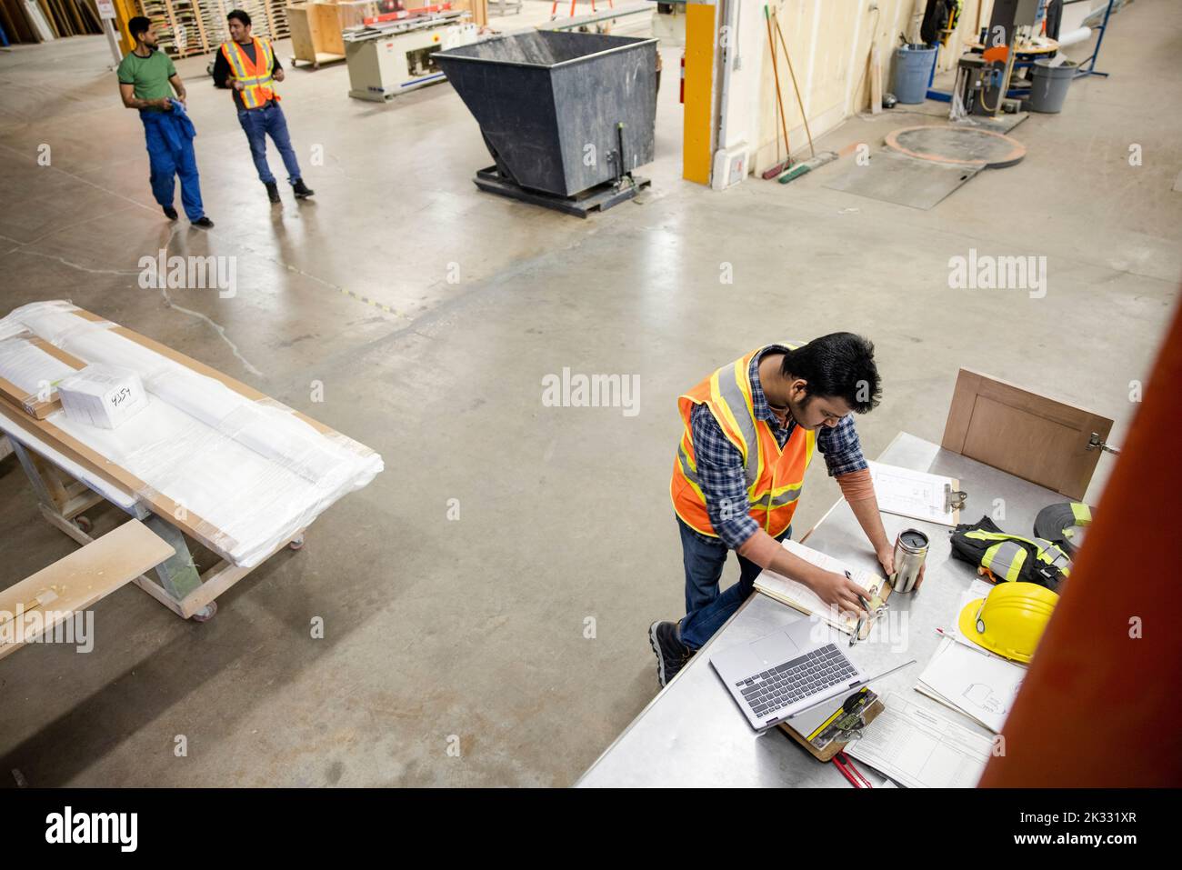 Lettura dei lavoratori in tempi di pausa nel magazzino di distribuzione Foto Stock