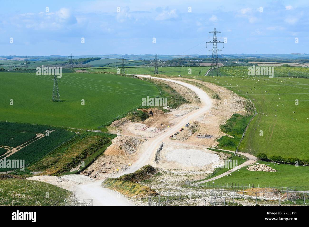 Vista del lavoro per seppellire le linee elettriche e rimuovere i tralicci National Grid a Winterbourne Abbas in Dorset per migliorare l'area di straordinaria bellezza naturale. Foto Stock