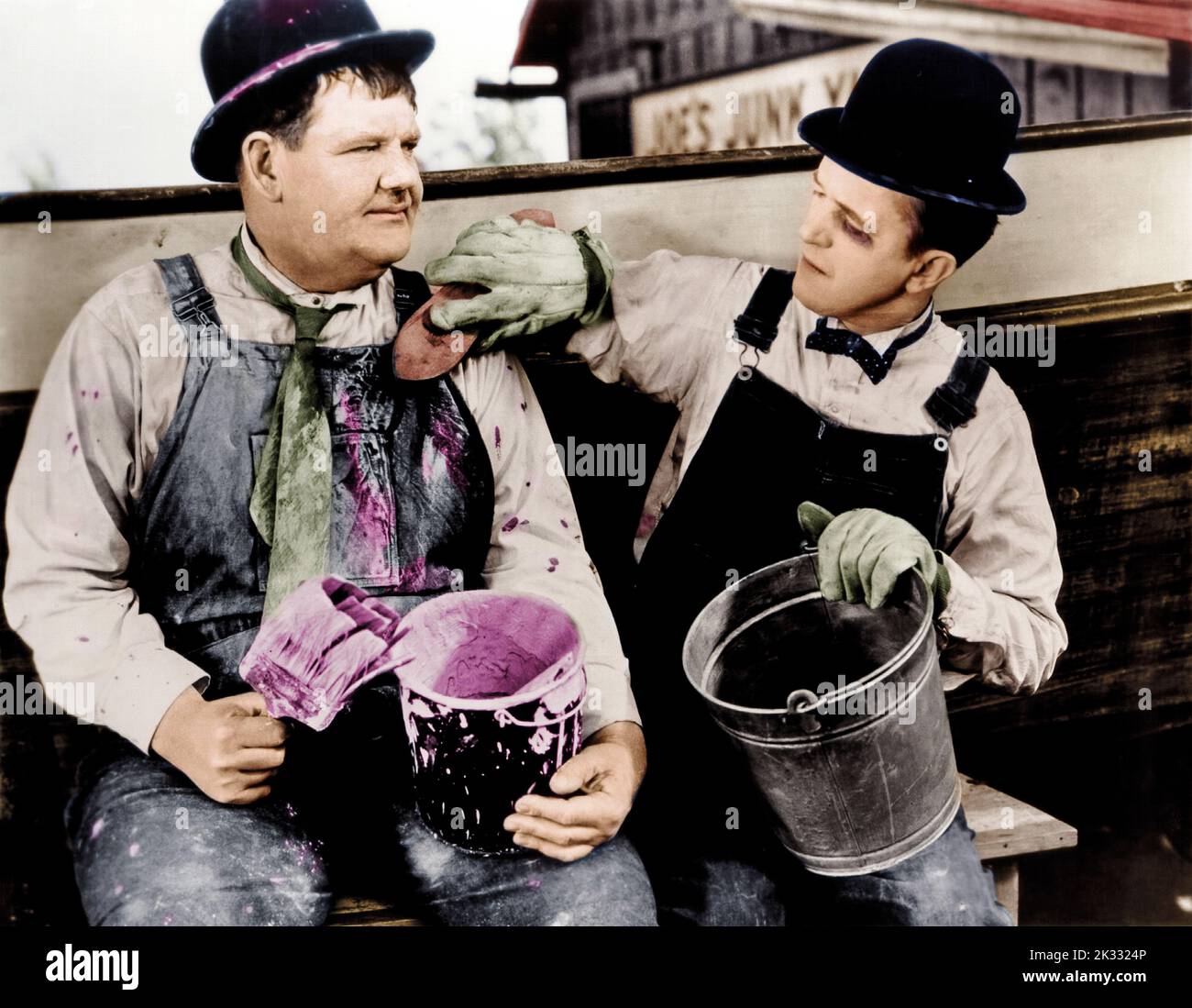 Stan Laurel e Oliver Hardy nella scena cinematografica 'trainato in un buco' 1932 Foto Stock