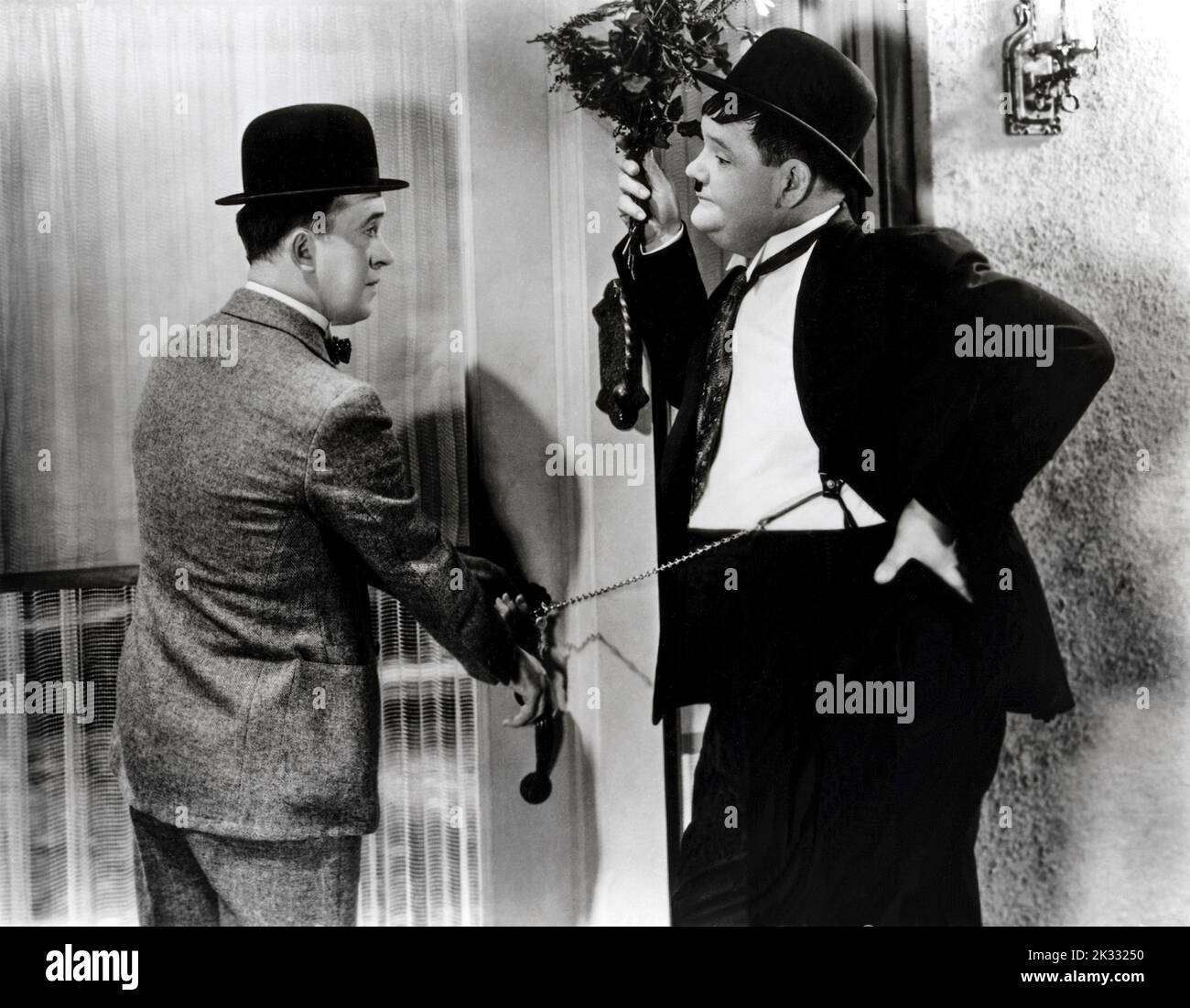 Stan Laurel e Oliver Hardy nella scena cinematografica 'Two Two' 1933 Foto Stock