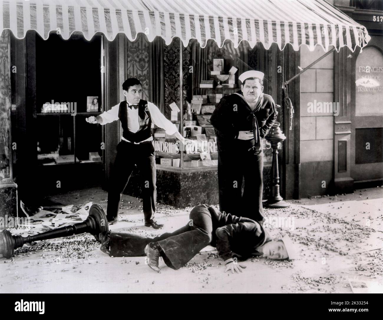 Stan Laurel e Oliver Hardy nella scena cinematografica 'Two TARS' 1928 Foto Stock