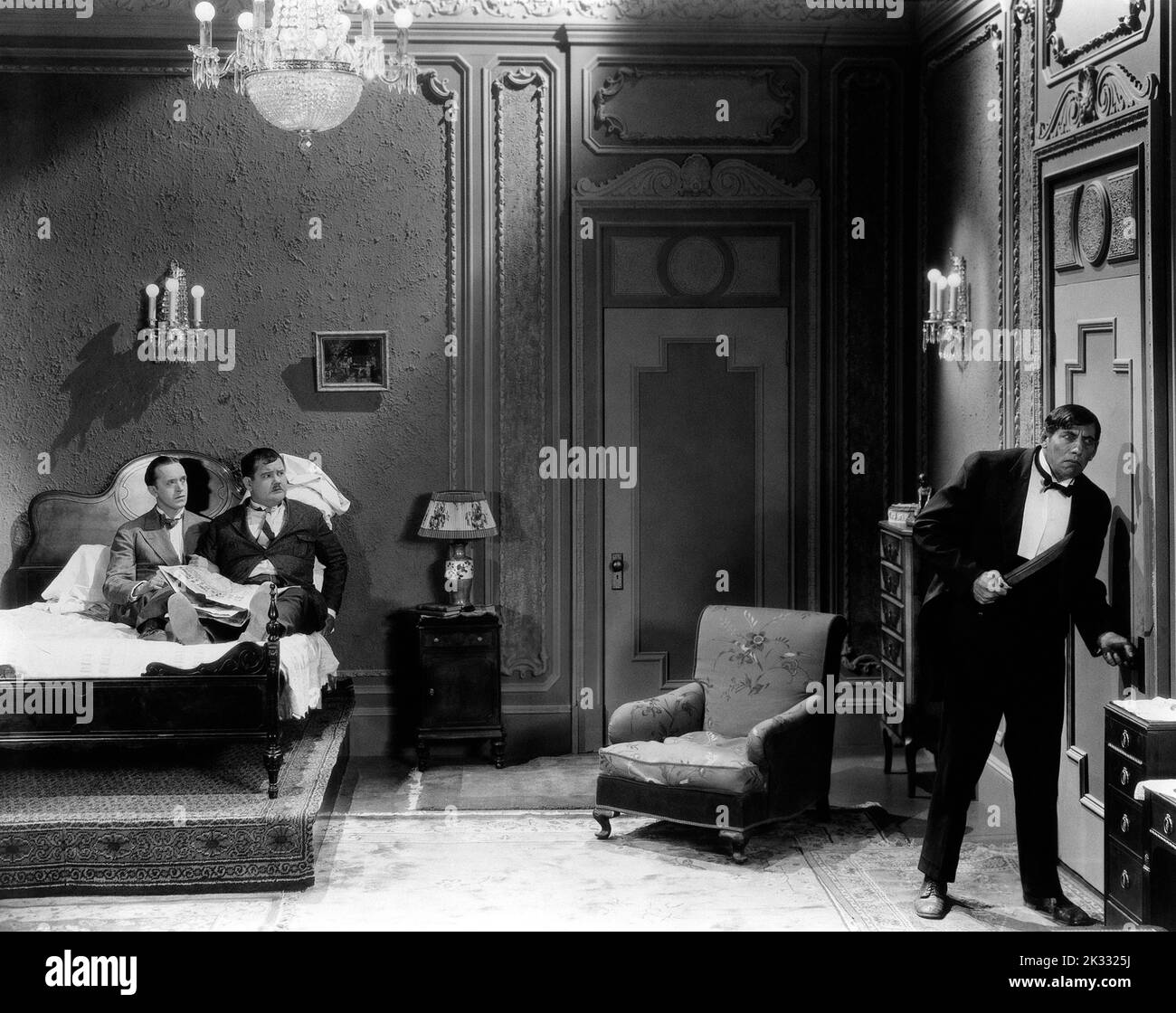 Stan Laurel e Oliver Hardy nella scena del film "Do Detective Think?" 1927 Foto Stock