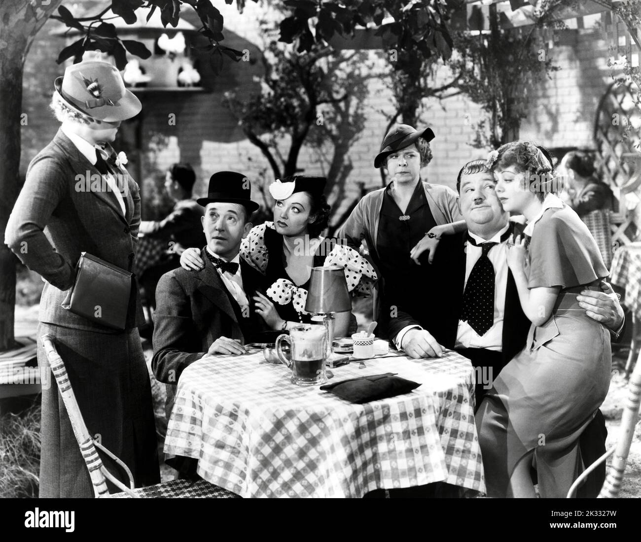 Stan Laurel e Oliver Hardy nella scena cinematografica 'le nostre realzioni' 1937 Foto Stock