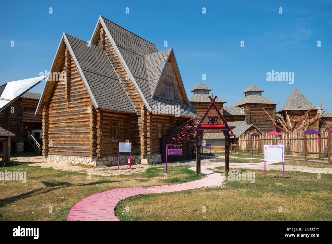 Città Zadonsk, regione di Lipetsk, Russia - 20 agosto 2021: Vecchia fortezza russa su una collina - una copia esatta delle fortezze dei secoli 4th-5th. SAF Foto Stock