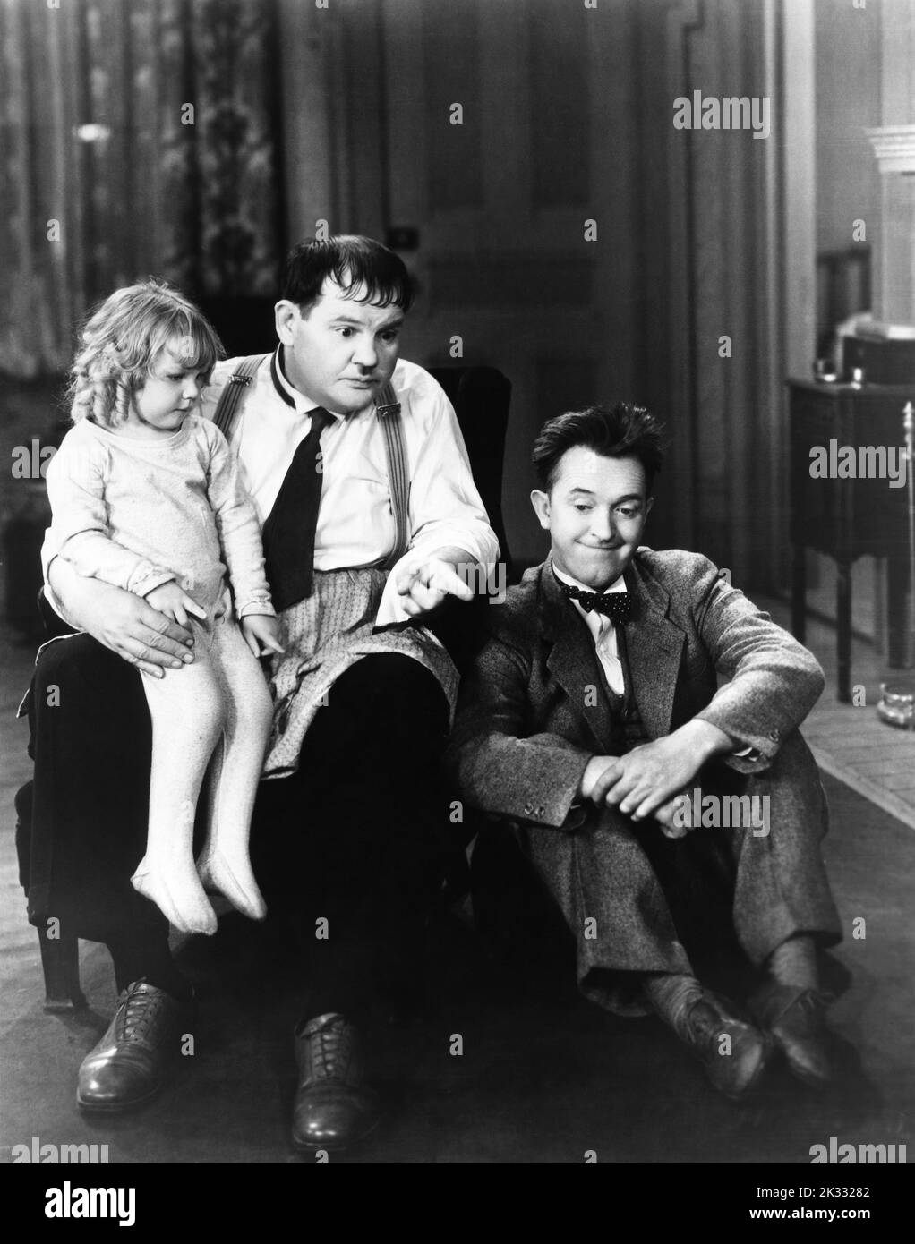 Stan Laurel e Oliver Hardy nella scena cinematografica 'Pack Up Your Troubles' 1932 Foto Stock