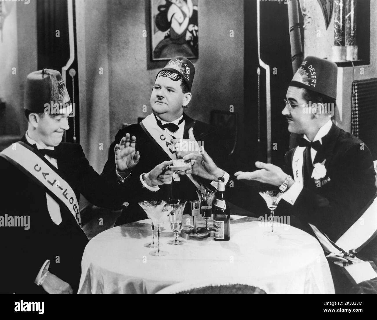 Stan Laurel e Oliver Hardy nella scena cinematografica 'Sons of the Desert' 1933 Foto Stock