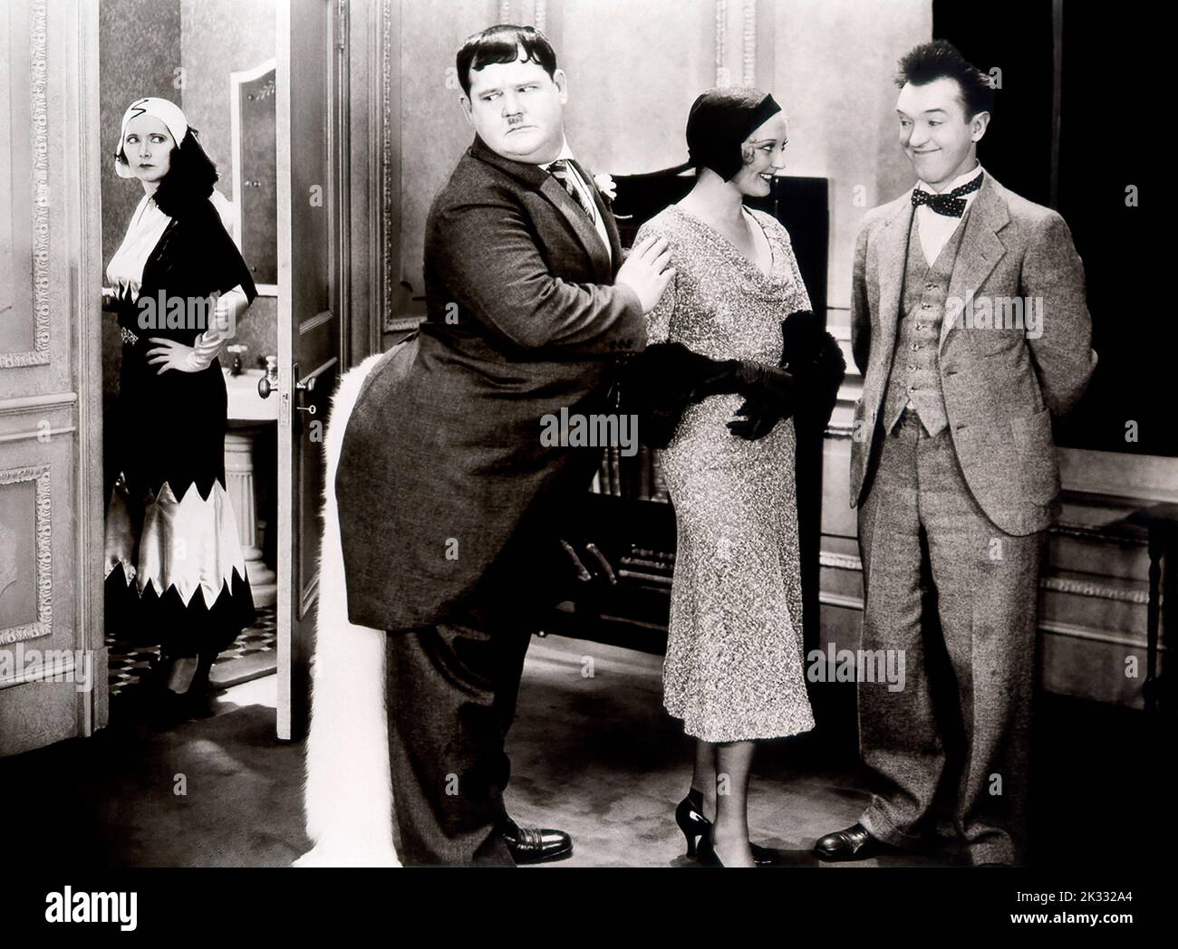 Stan Laurel e Oliver Hardy nella scena cinematografica 'Chickens come home' 1931 Foto Stock