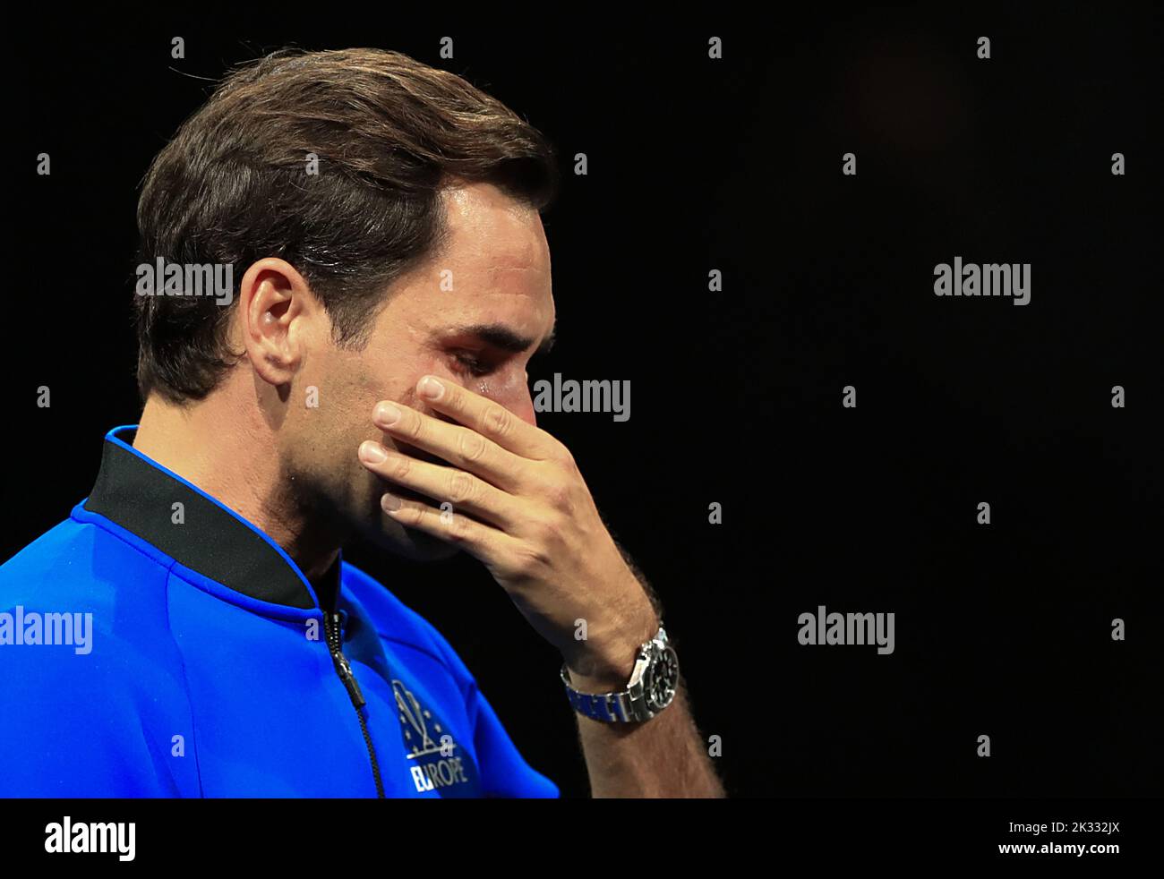 Londra, Gran Bretagna. 24th Set, 2022. Il giocatore svizzero Roger Federer del Team Europe reagisce alla fine della sua ultima partita dopo aver annunciato il suo ritiro alla Laver Cup di Londra, Gran Bretagna, 24 settembre 2022. Credit: Li Ying/Xinhua/Alamy Live News Foto Stock
