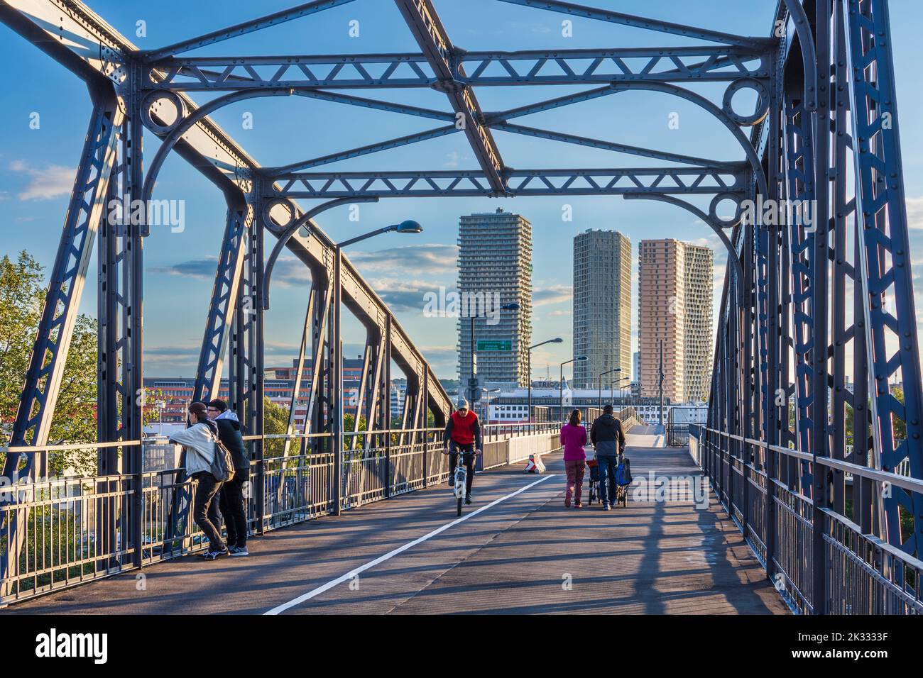 Wien, Vienna: Ponte pedonale Gaswerksteg, alto appartamento case 'i marchi' nel 03. Landstraße, Vienna, Austria Foto Stock