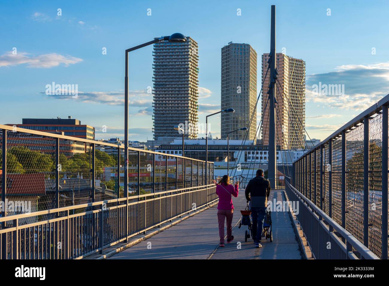 Wien, Vienna: Ponte pedonale Gaswerksteg, alto appartamento case 'i marchi' nel 03. Landstraße, Vienna, Austria Foto Stock