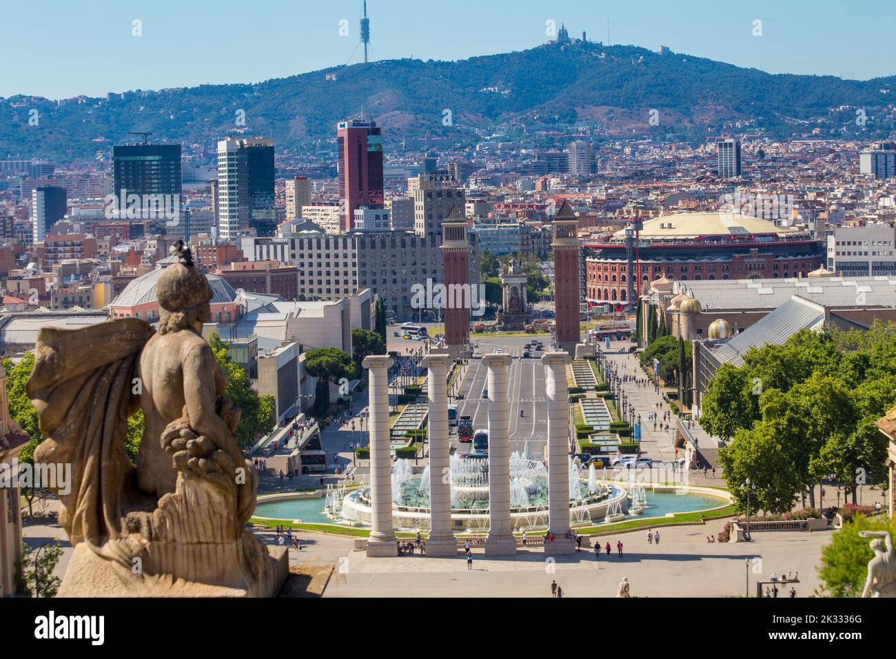 Vista dal Palazzo Nazionale sulla Fontana Magica di Montjuic verso Placa d'Espanya, Barcellona, Spagna Foto Stock