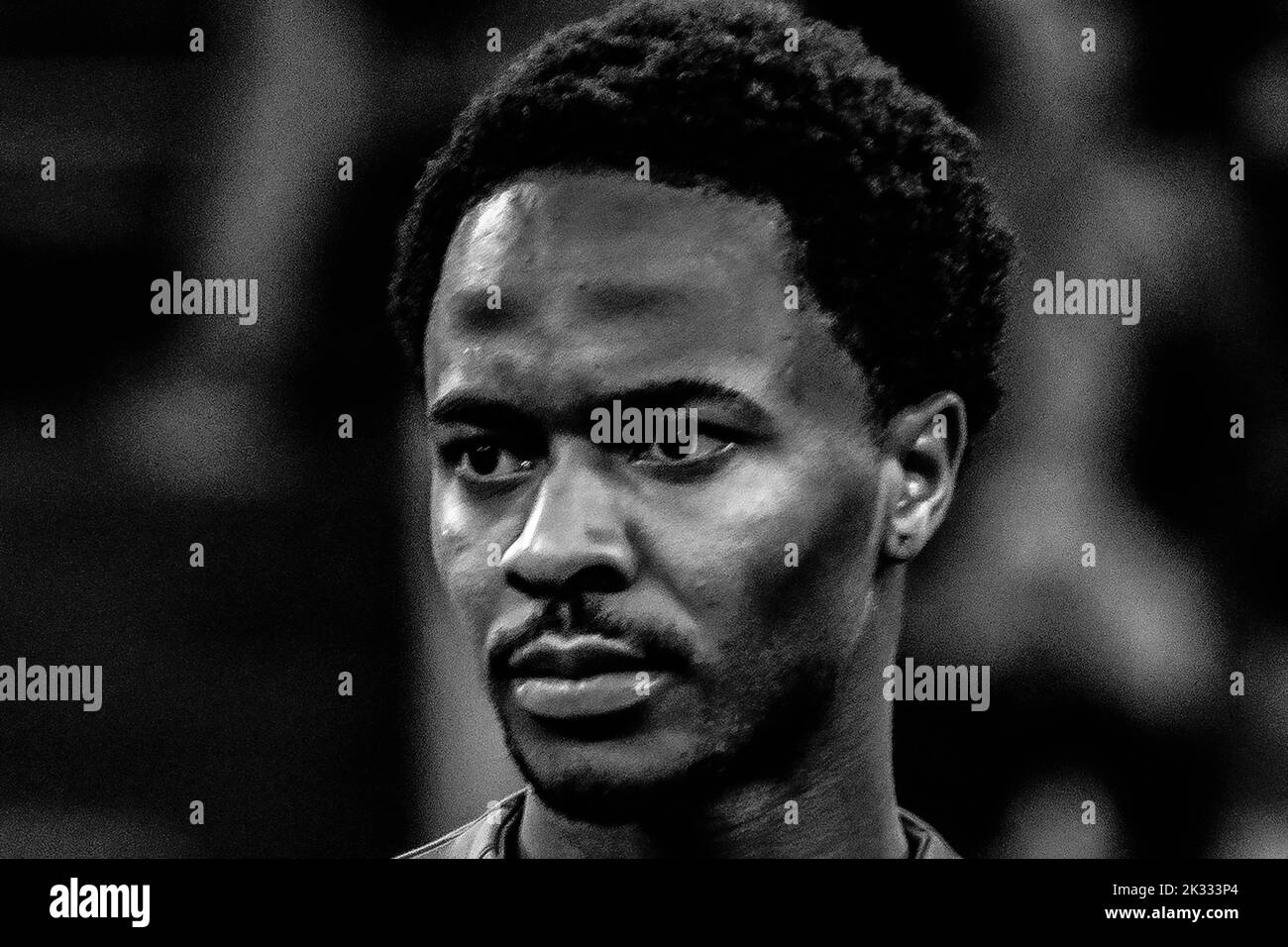 Raheem Sterling (Inghilterra) durante la partita della UEFA 'Nations League 2022-2023 tra l'Italia 1-0 Inghilterra allo stadio Giuseppe Meazza il 23 settembre 2022 a Milano. Credit: Maurizio Borsari/AFLO/Alamy Live News Foto Stock Raheem Sterling (Inghilterra) durante la partita della UEFA 'Nations League 2022-2023 tra l'Italia 1-0 Inghilterra allo stadio Giuseppe Meazza il 23 settembre 2022 a Milano. Credit: Maurizio Borsari/AFLO/Alamy Live News Foto Stock