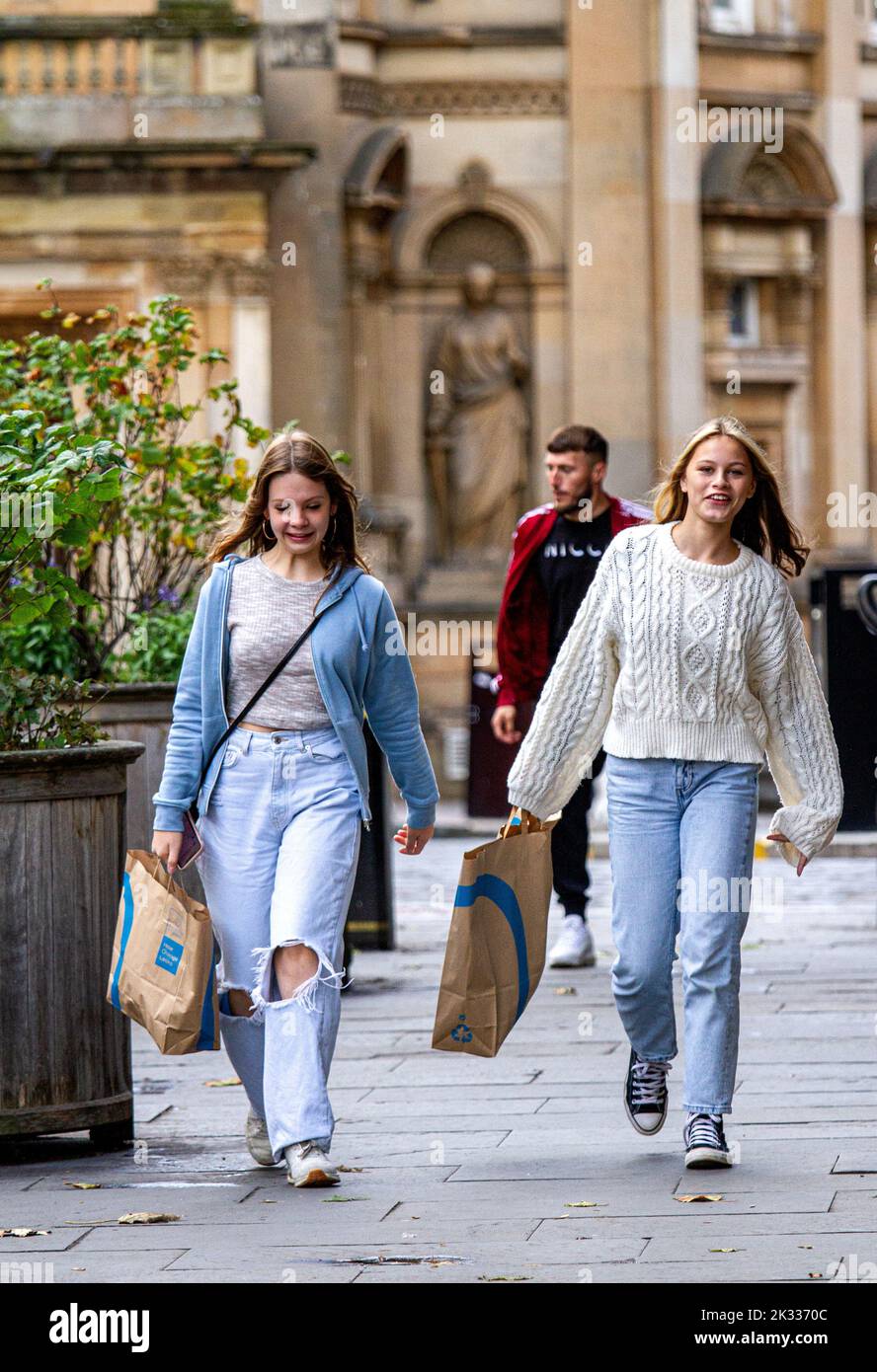 Dundee, Tayside, Scozia, Regno Unito. 24th Set, 2022. UK Weather: Un fine settimana d'autunno fresco e luminoso, con temperature che raggiungono i 15°C in alcune parti della Scozia nord-orientale. Le donne locali alla moda sono fuori e circa godendo il tempo di fine settembre mentre fanno shopping nel centro di Dundee città, anche se in qualche modo conservativamente dovuto l'alto costo di vita. Credit: Dundee Photographics/Alamy Live News Foto Stock