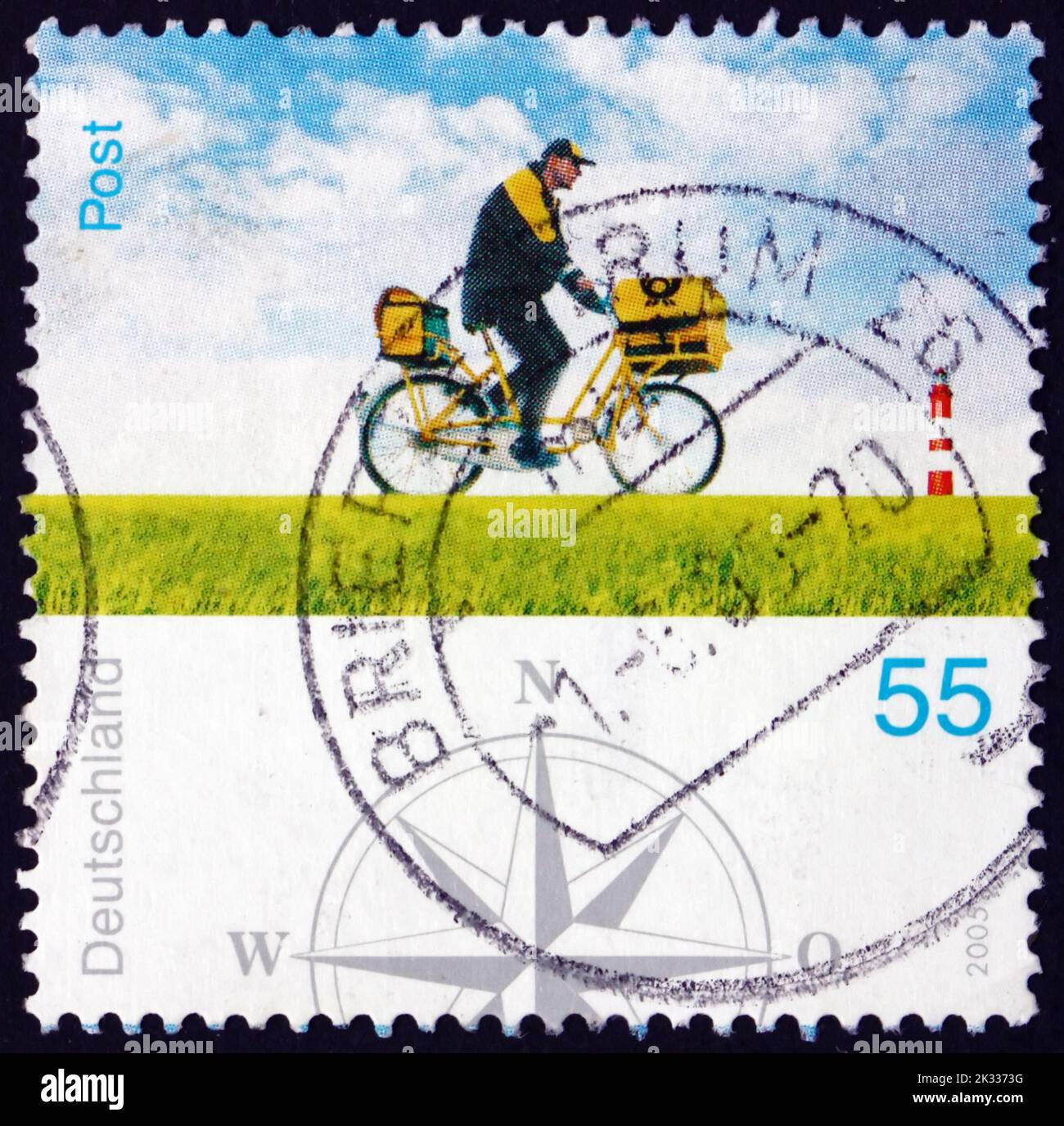 GERMANIA - CIRCA 2005: Un francobollo stampato in Germania mostra Postman su bicicletta, Postal Worker, circa 2005 Foto Stock