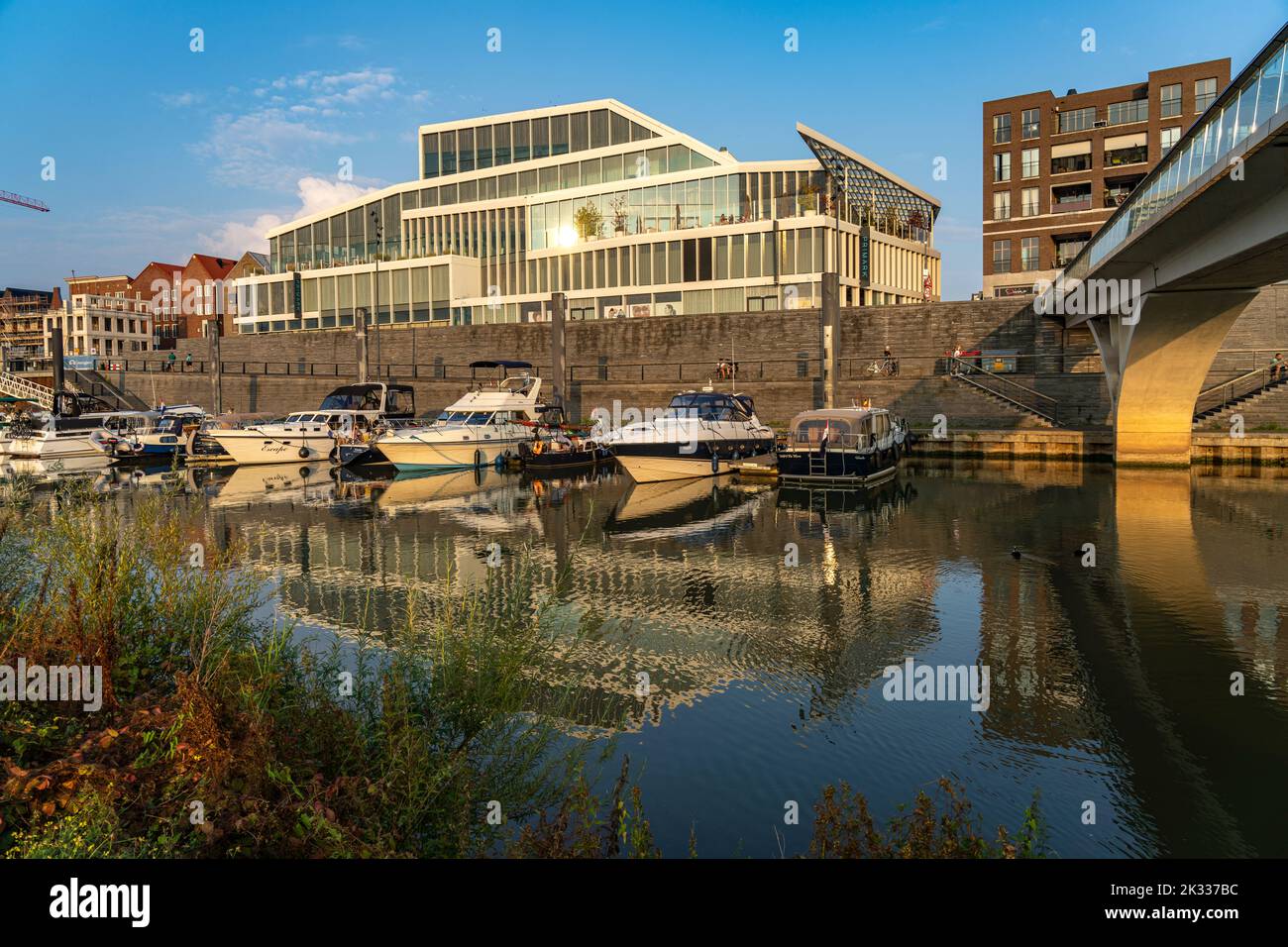 Maasboulevard und Stadthafen in Venlo, Niederlande | Maasboulevard and the Marina in Venlo, Paesi Bassi Foto Stock