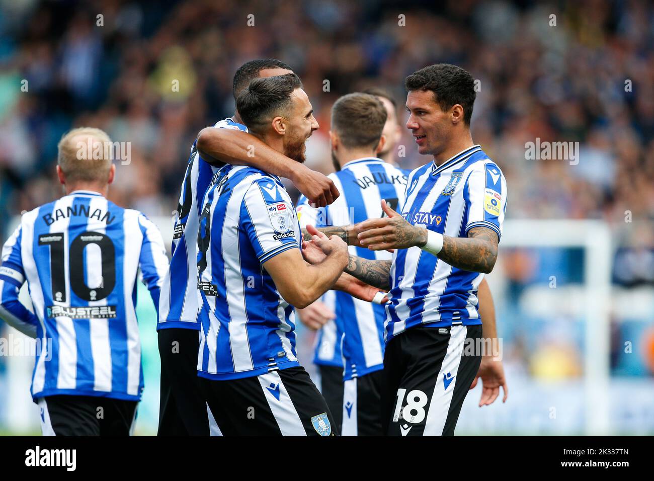 Lee Gregory #9 di Sheffield Wednesday e Marvin Johnson #18 di Sheffield Wednesday celebrano il proprio gol segnato da Joe Jacobson #3 di Wycombe Wanderers durante la partita della Sky Bet League 1 di Sheffield Wednesday vs Wycombe Wanderers a Hillsborough, Sheffield, Regno Unito, 24th settembre 2022 (Foto di ben Early/News Images) Foto Stock