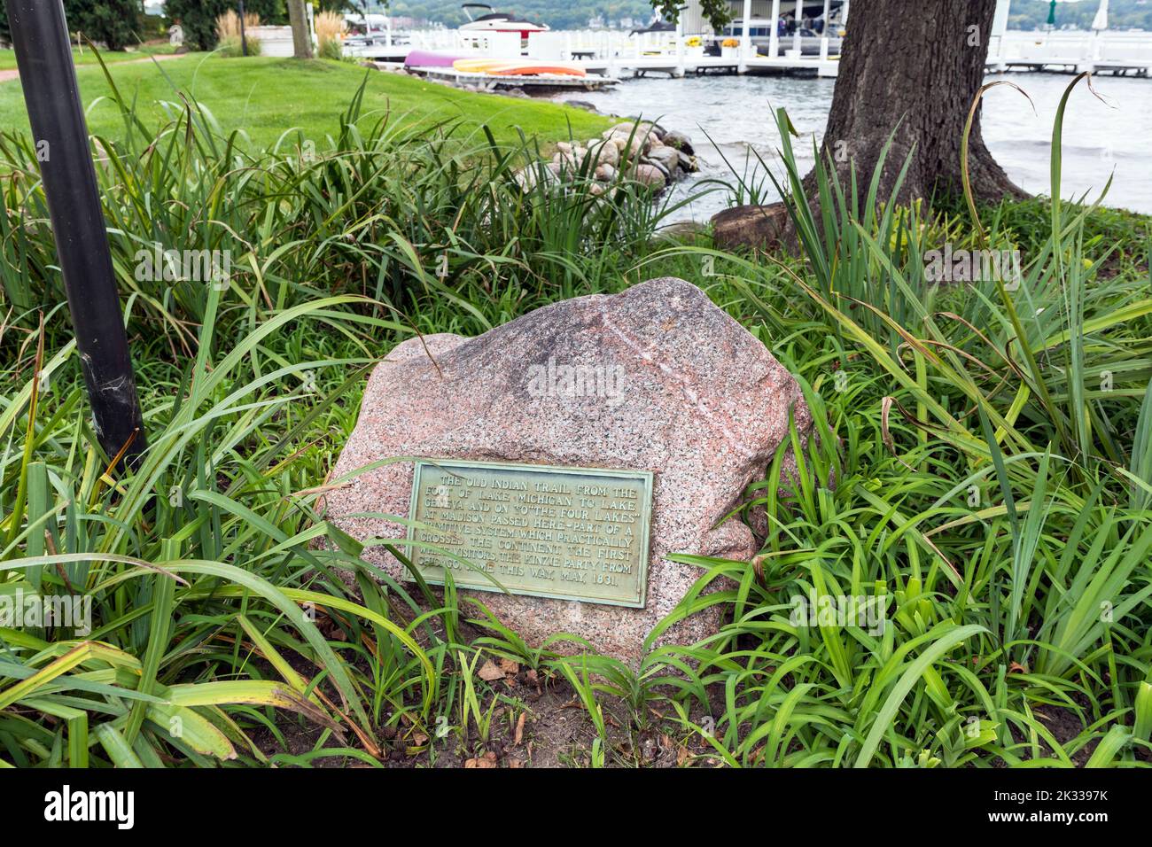 Targa commemorativa sulla passerella di accesso comune, sul lato del Lago di Ginevra, vicino a Fontana, Stato di Wisconson, che indica il percorso originale utilizzato dal Foto Stock