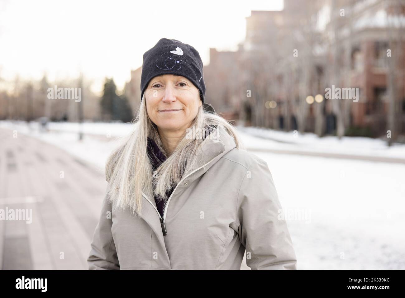 Ritratto sicuro donna in inverno cappotto e cappello nel parco nevoso della città Foto Stock