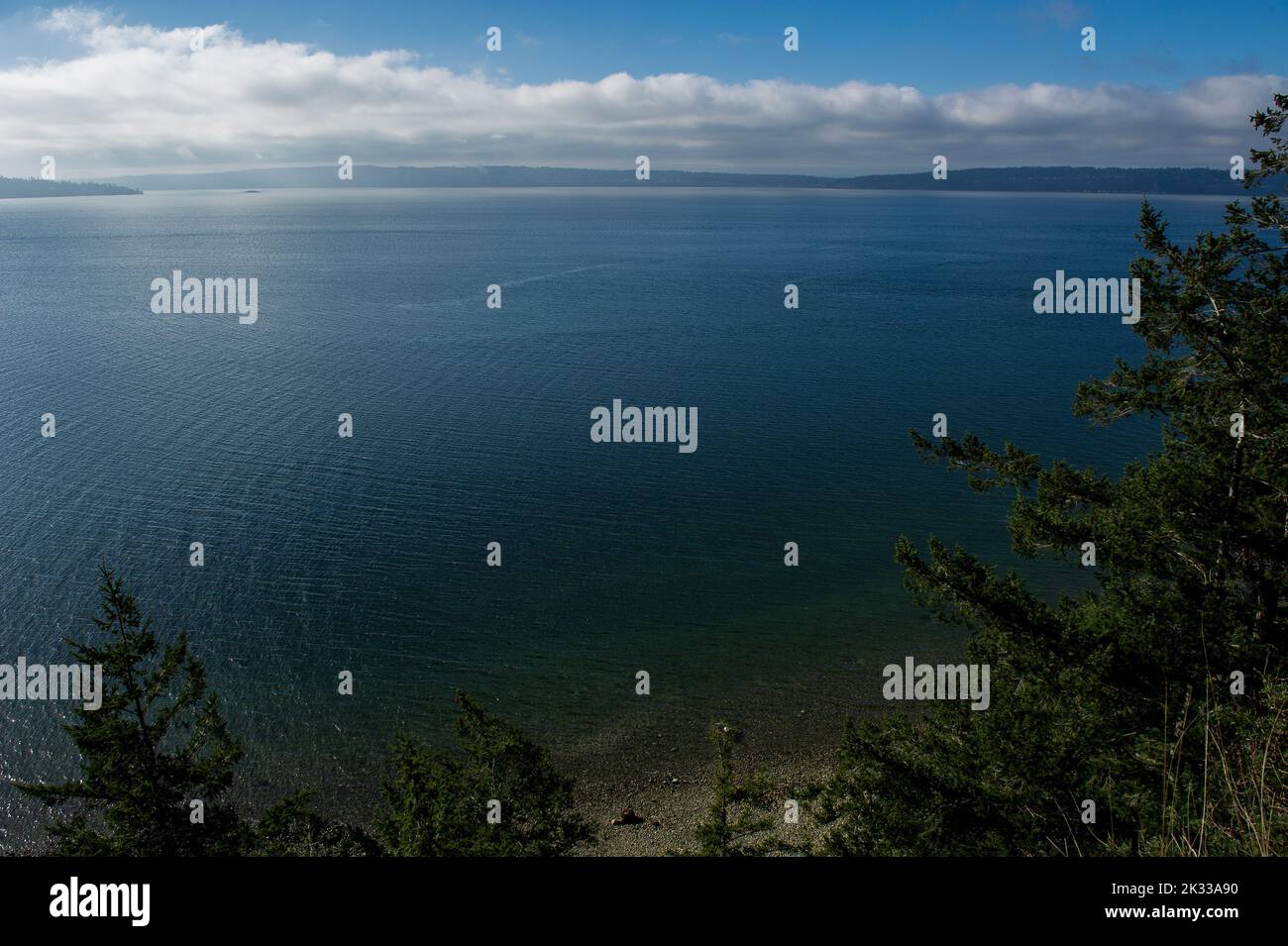 Uno scatto panoramico del mare e dell'orizzonte dal Camano Island state Park nella contea di Island, Washington Foto Stock