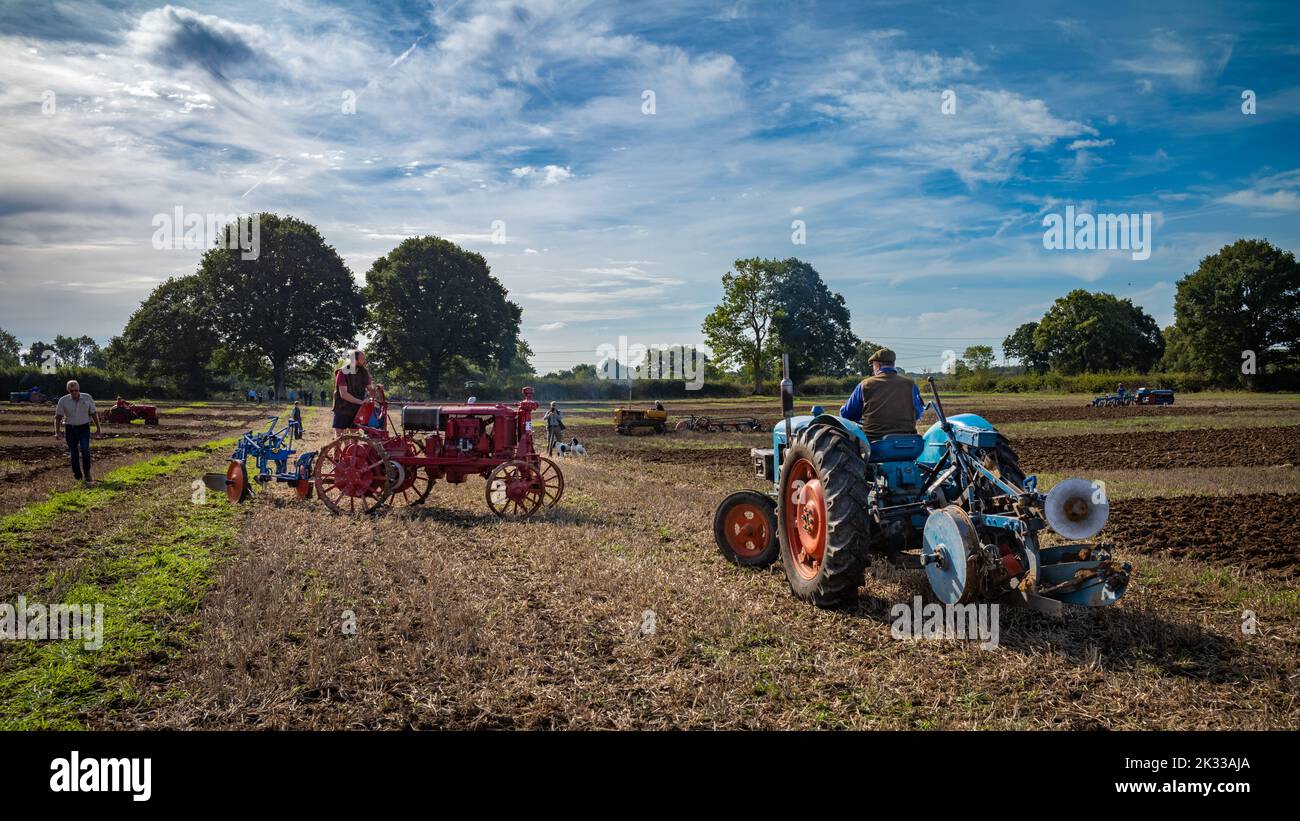 I concorrenti con i loro trattori vintage partecipano a una partita di aratura presso l'Oakhurst Farm, vicino a Billingshurst, West Sussex, Regno Unito. 24th Set, 2022. Le partite di aratura sono popolari nelle comunità rurali e agricole britanniche e si svolgono ogni autunno dopo il completamento della raccolta. Credit: Andy Soloman/Alamy Live News Foto Stock