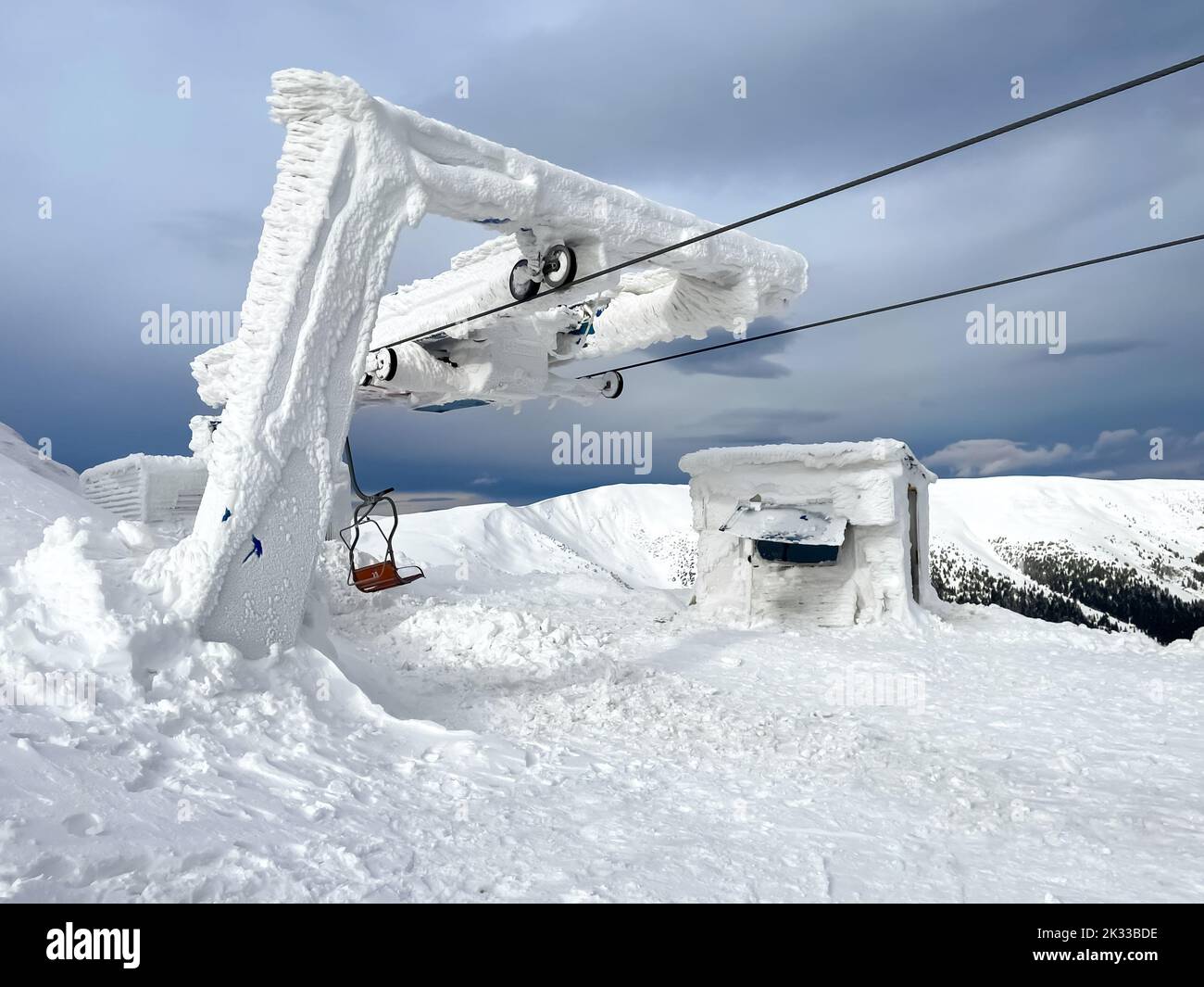 Stazione di seggiovia nelle montagne alte. Neve, gelo, ghiaccio. Incredibile paesaggio invernale. Viaggi, sport, ricreazione Foto Stock