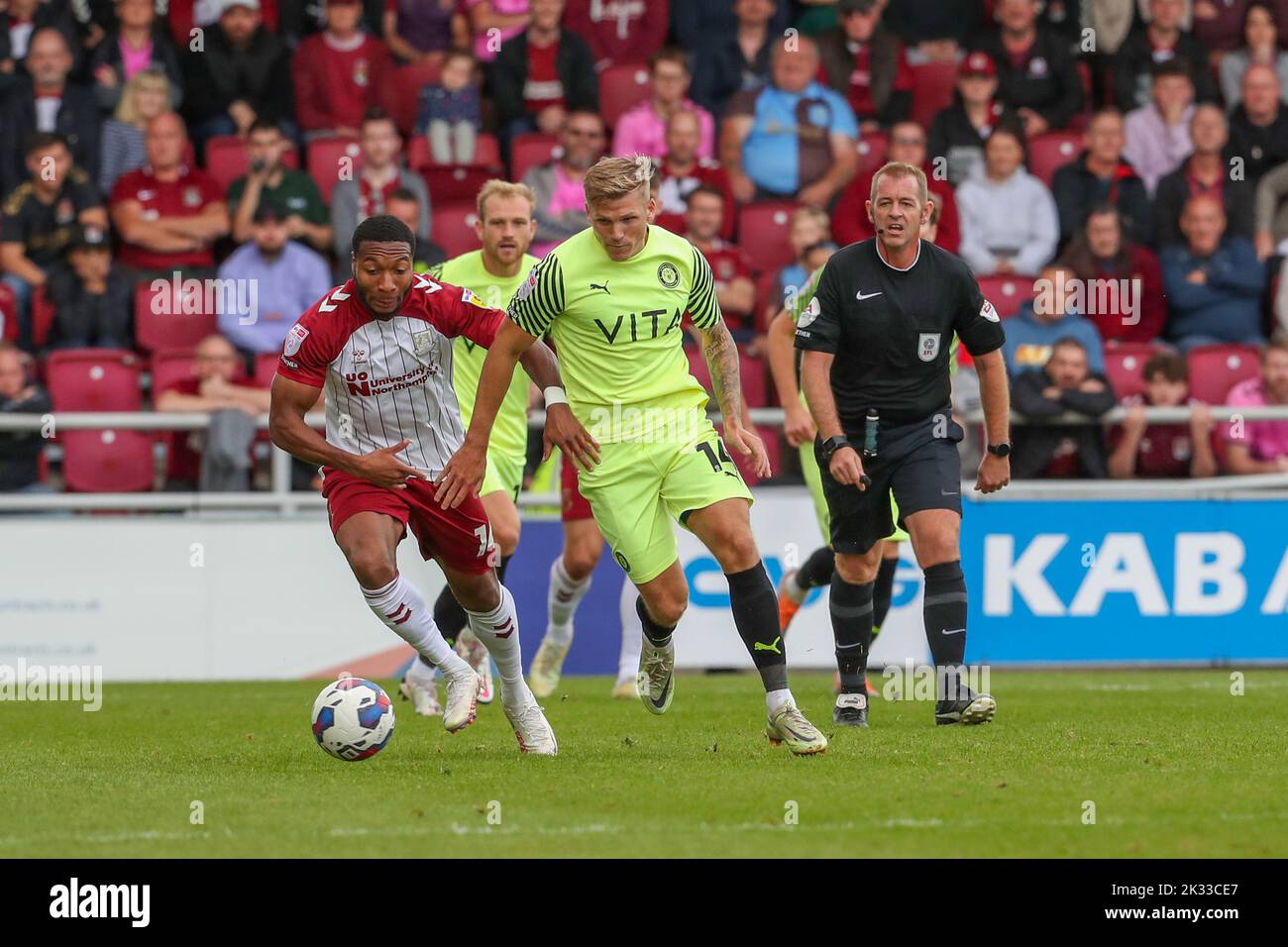 Ali Koiki di Northampton Town è affrontato dal Will Collar della Stockport County durante la seconda metà della partita della Sky Bet League 2 tra Northampton Town e Stockport County al PTS Academy Stadium di Northampton sabato 24th settembre 2022. (Credit: John Cripps | MI News) Credit: MI News & Sport /Alamy Live News Foto Stock