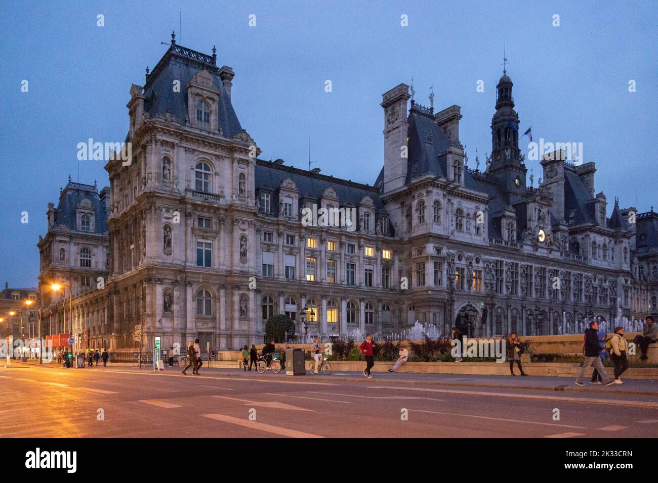 Il municipio di Parigi e Rue de Rivoli sono liberi di automobili all'alba con persone che camminano e si raffreddano a bordo della Mairie de Paris Foto Stock