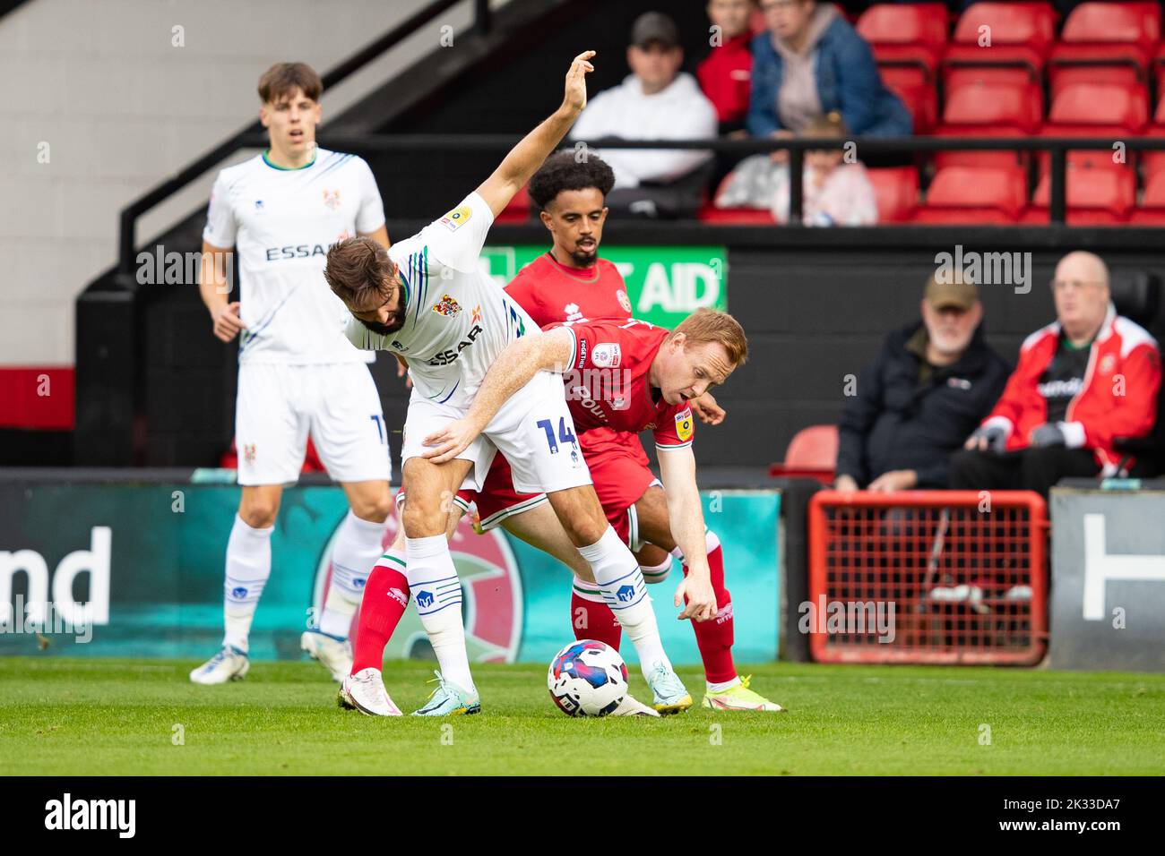 Jordan Turnbull di Tranmere Rovers e Danny Johnson di Walsall«si battono per la palla durante la partita della Sky Bet League 2 tra Walsall e Tranmere Rovers presso lo Stadio di Banks, Walsall, sabato 24th settembre 2022. (Credit: Gustavo Pantano | MI News) Credit: MI News & Sport /Alamy Live News Foto Stock