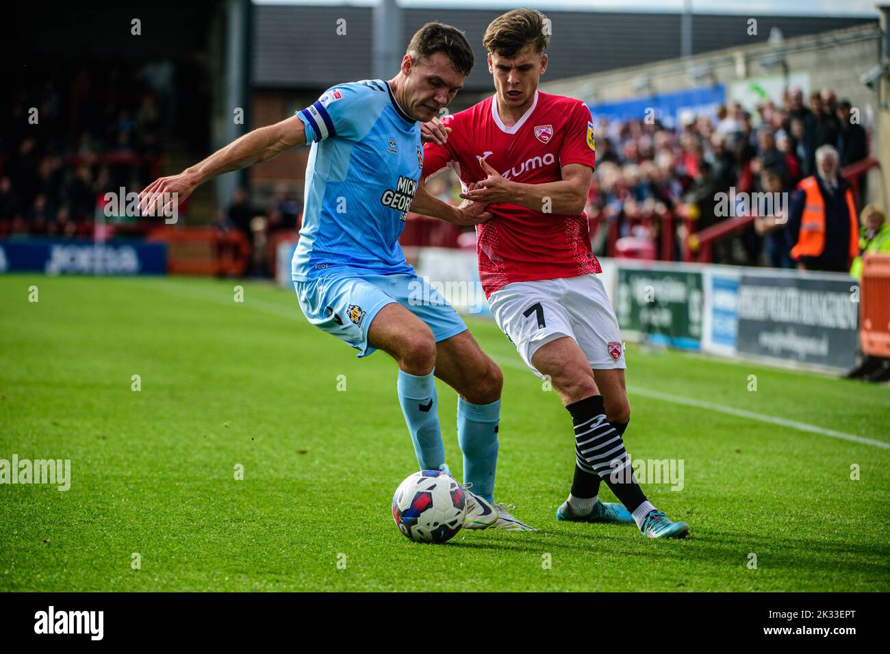 Paul Digby del Cambridge United FC affronta Jake Taylor del Morecambe FC durante la partita della Sky Bet League 1 tra Morecambe e Cambridge United alla Globe Arena di Morecambe sabato 24th settembre 2022. (Credit: Ian Charles | MI News} Credit: MI News & Sport /Alamy Live News Foto Stock