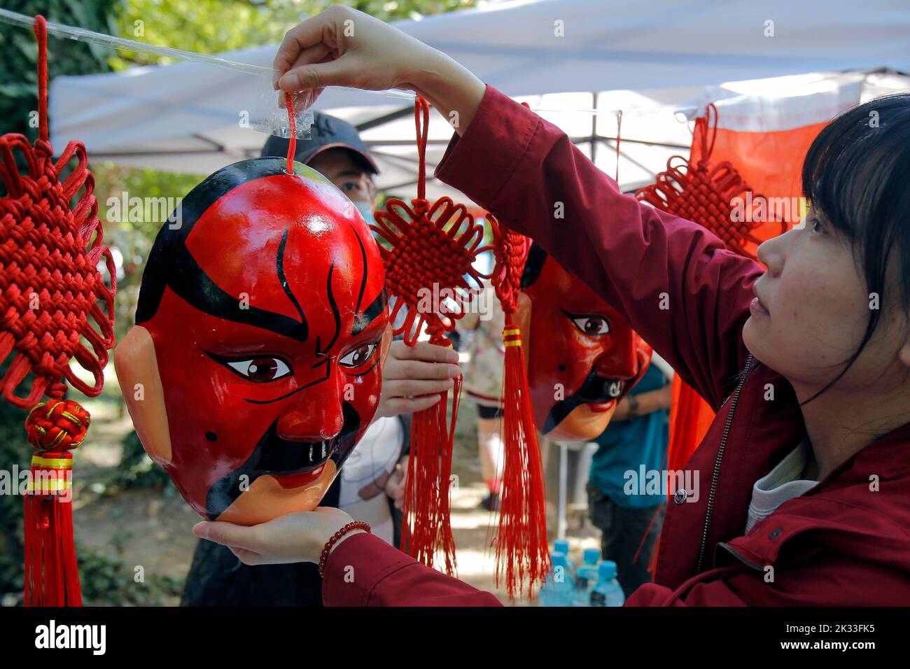 Bucarest, Romania. 24th Set, 2022. Le maschere dell'Opera di Pechino Cinesi sono esposte al 9th Asia Fest nel Parco Nazionale di Bucarest, capitale della Romania, 24 settembre 2022. Il festival di tre giorni comprende una serie di attività come mostre di prodotti e vendite da vari paesi, esperienze gastronomiche, spettacoli d'arte, mostre culturali, festival cinematografici, e laboratori artigianali. Credit: Cristian Cristel/Xinhua/Alamy Live News Foto Stock