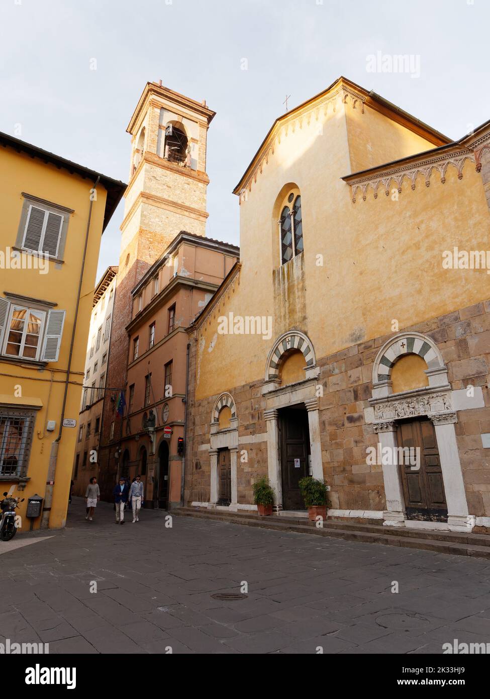 Chiesa di San Salvatore in Mustolio con campanile la sera nel centro storico di Lucca, Toscana Foto Stock
