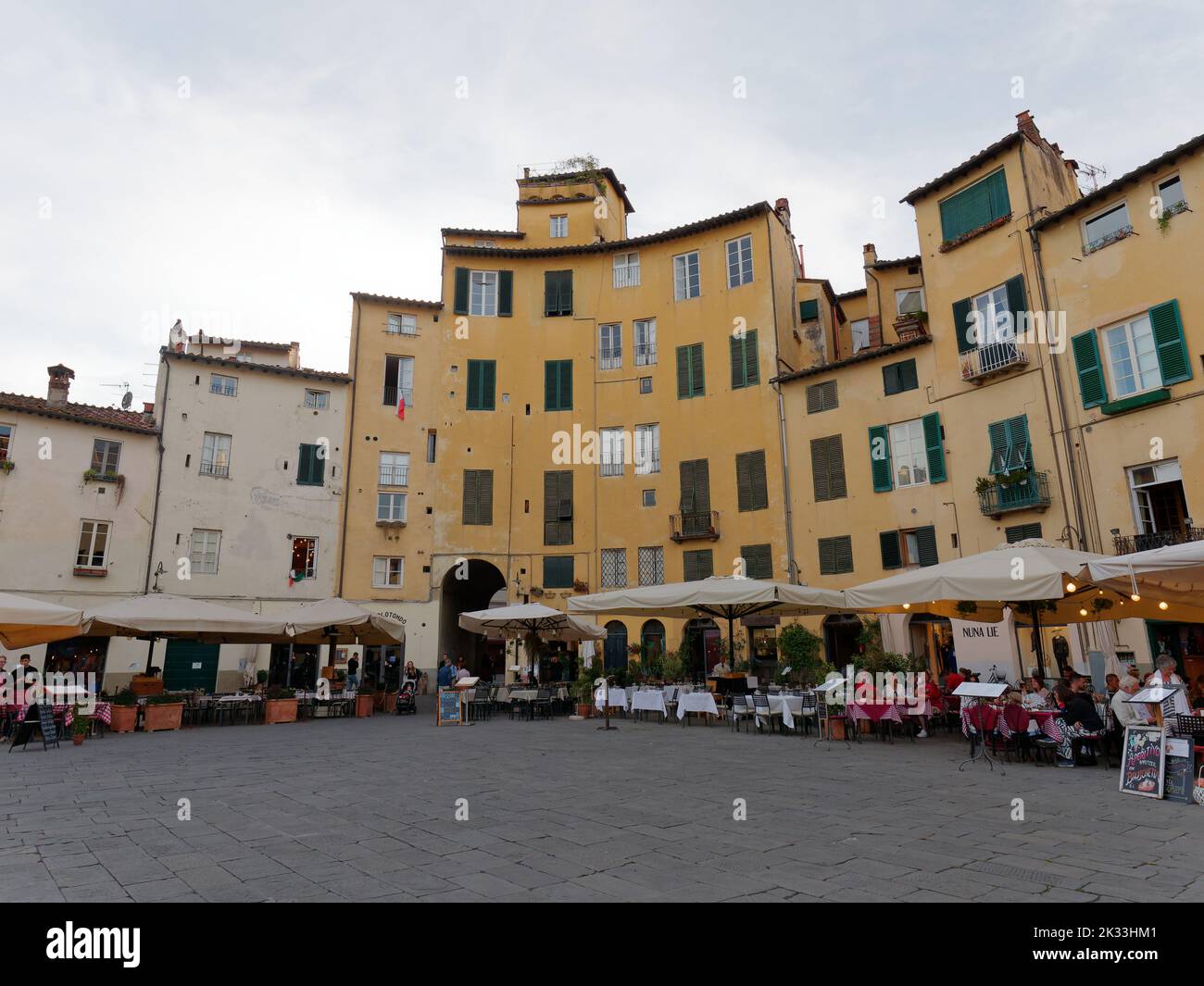 Piazza dell'Anfiteatro, a forma circolare, nel centro storico di Lucca, Toscana, Italia Foto Stock