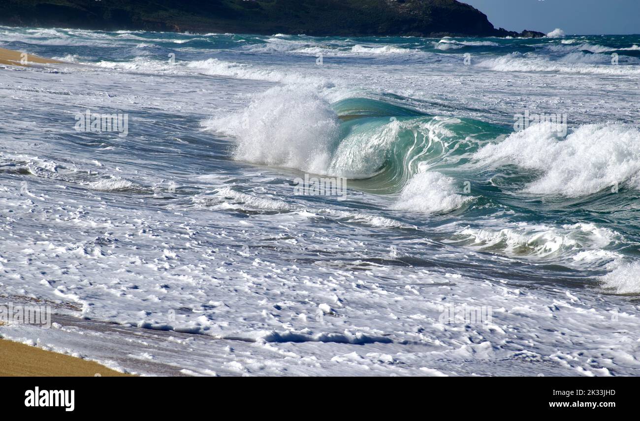Mare mosso a Torre dei Corsari (Sardegna, Italia) Foto Stock