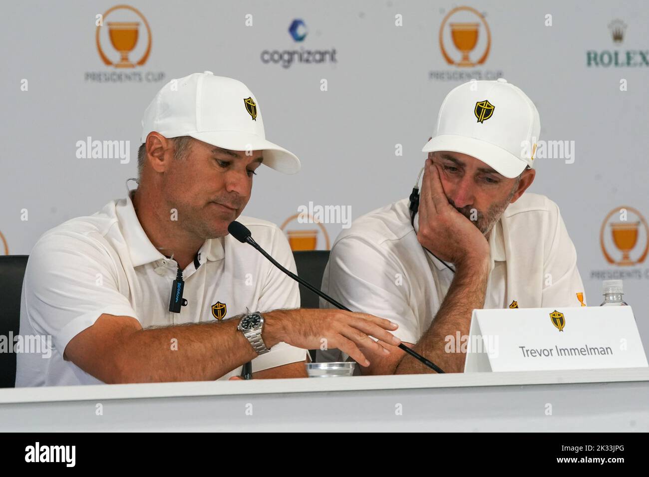 Charlotte, Carolina del Nord, Stati Uniti. 11th Set, 2022. Presidents Cup il capitano internazionale Trevor Immelman (L) e l'assistente capitano Geoff Ogilvy annunciano i giocatori per il turno 4 per la 2022 Presidents Cup al Quail Hollow Club. (Credit Image: © Deby Wong/ZUMA Press Wire) Foto Stock