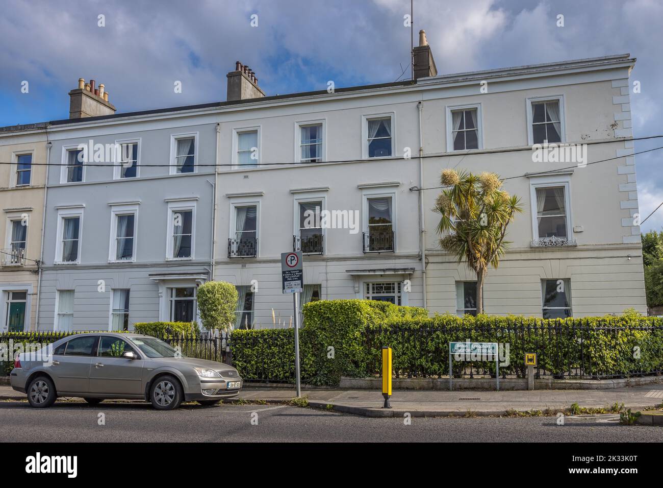 Una strada di appartamenti di lusso nel quartiere di Monkstown a Dublino, Irlanda Foto Stock