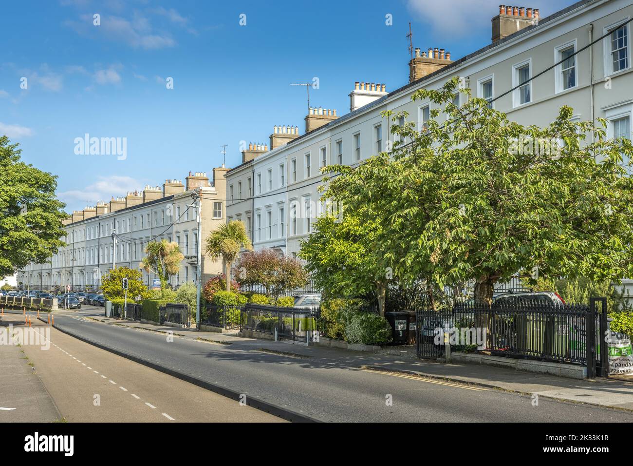 Una strada di appartamenti di lusso nel quartiere di Monkstown a Dublino, Irlanda Foto Stock