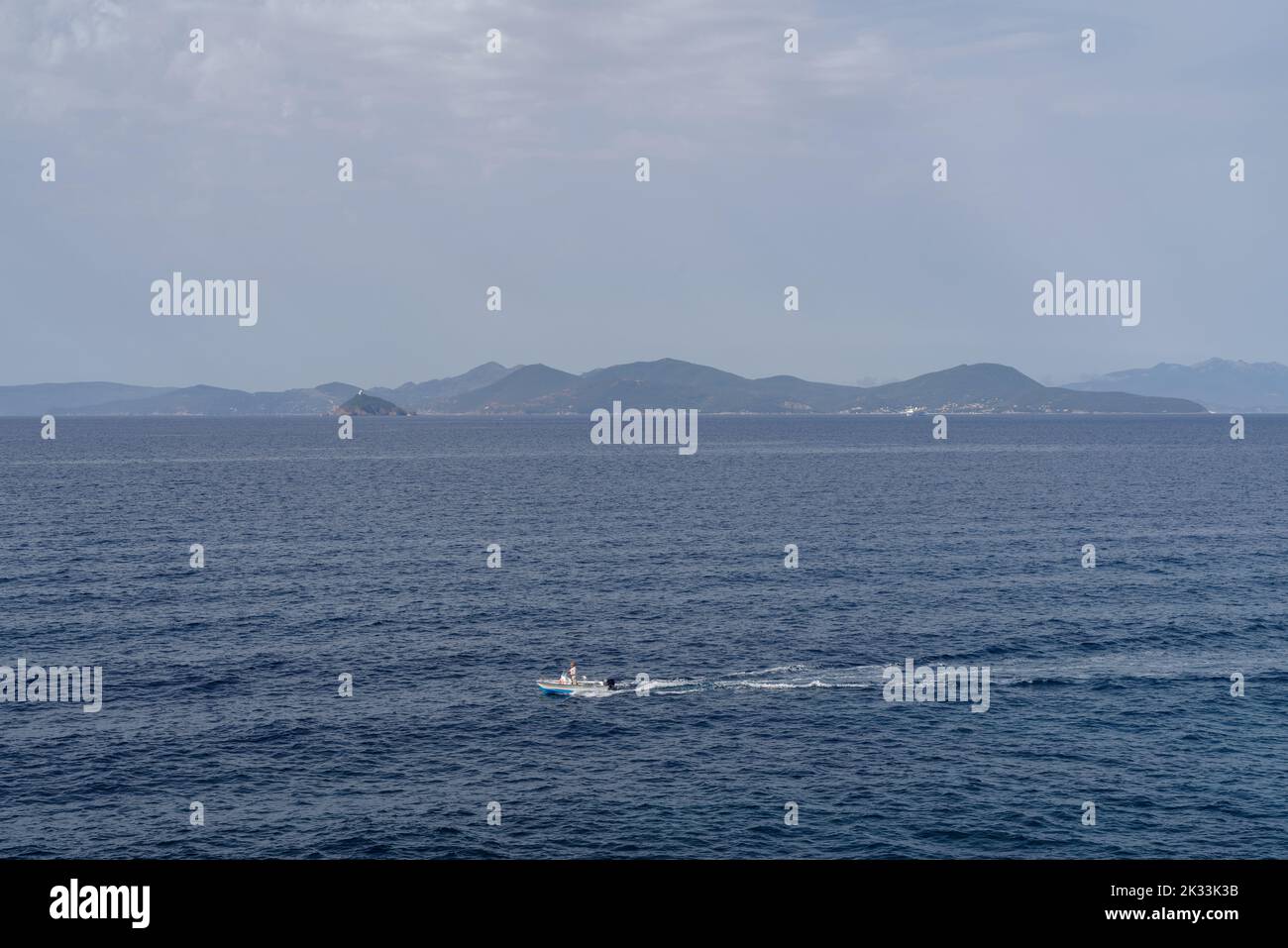 Vista sul mare dell'Isola d'Elba da piazza Bovio a Piombino, Italia Foto Stock